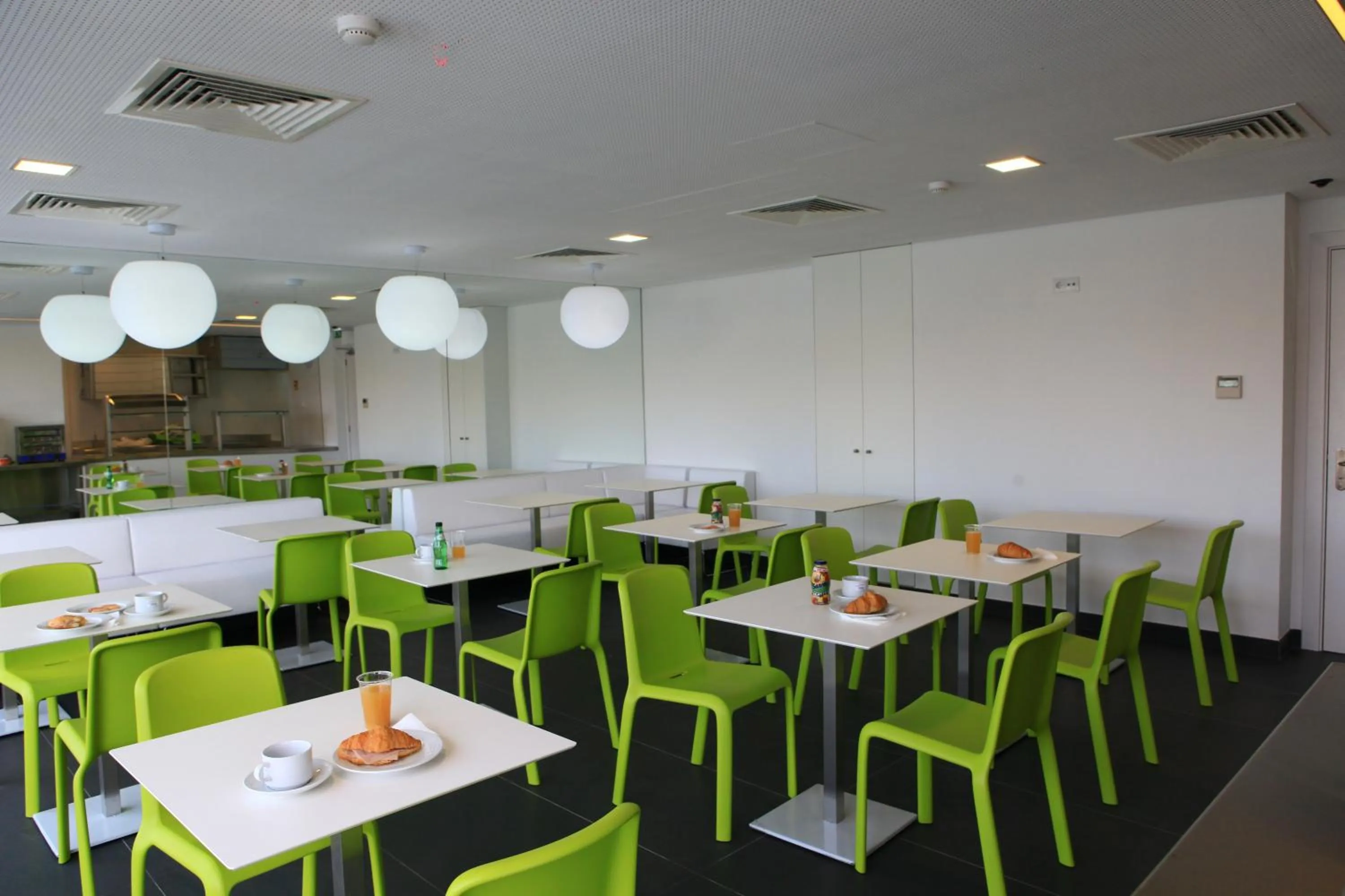 Lounge or bar in Hotel 3K Faro Aeroporto