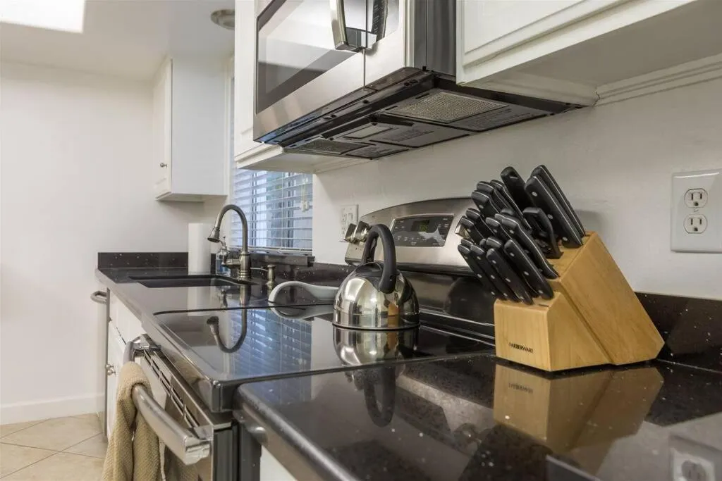 Quiet house with pool heater, patio, BBQ, citrus