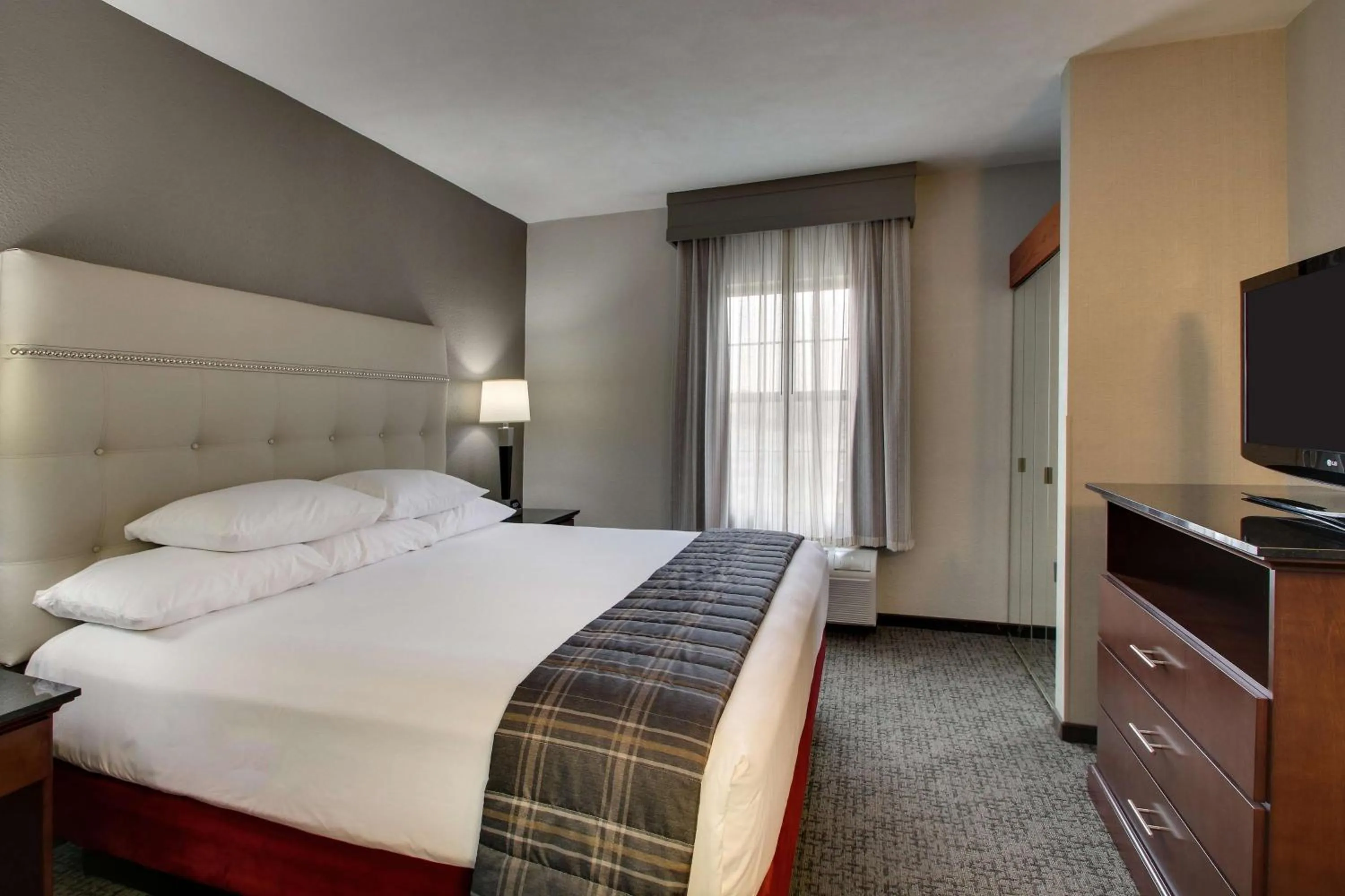 Photo of the whole room, Bed in Drury Inn & Suites San Antonio Northwest Medical Center