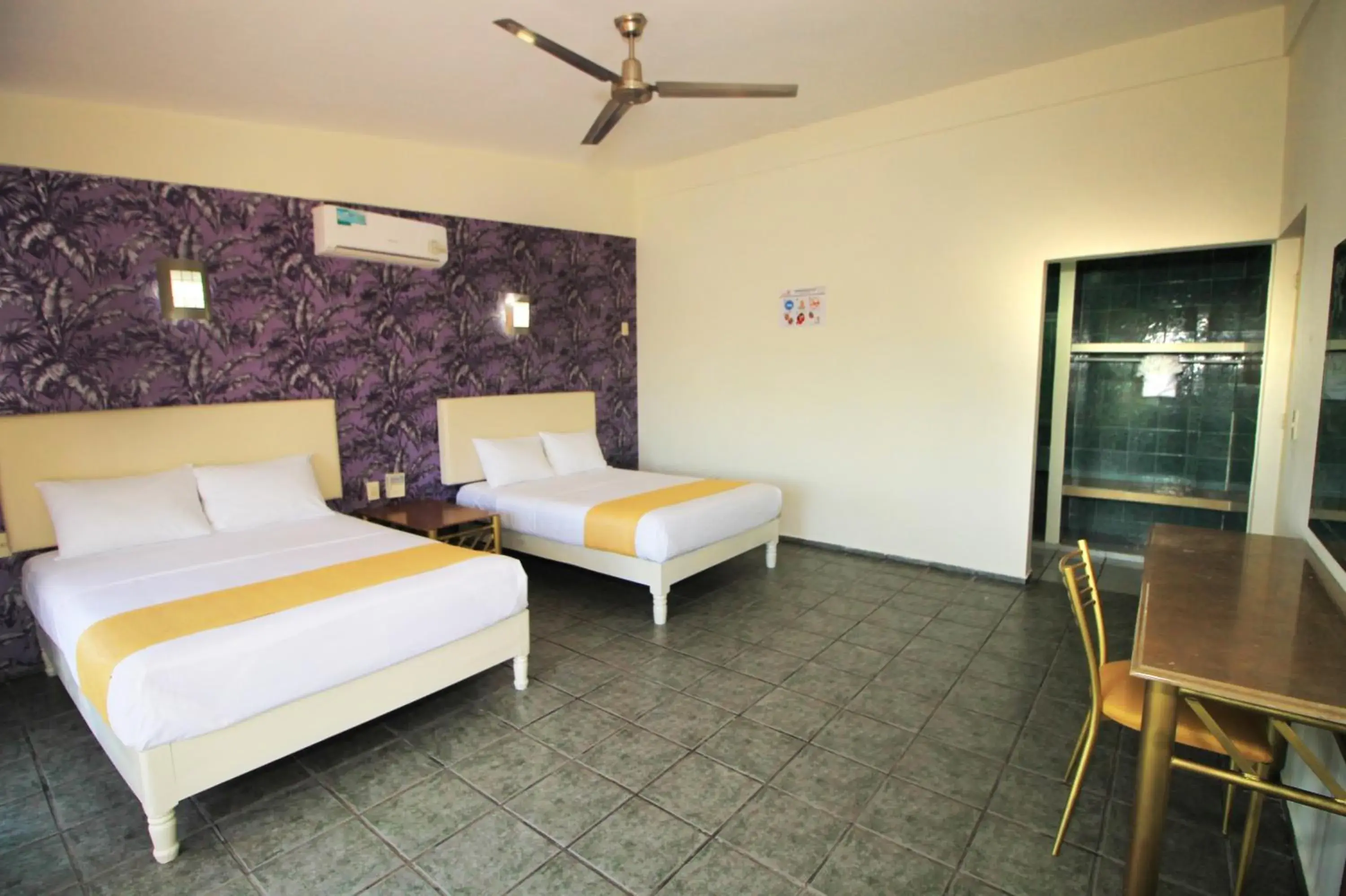 Quadruple Room in Hotel Gran Palmeiras Quadruple Room in Hotel Gran Palmeiras