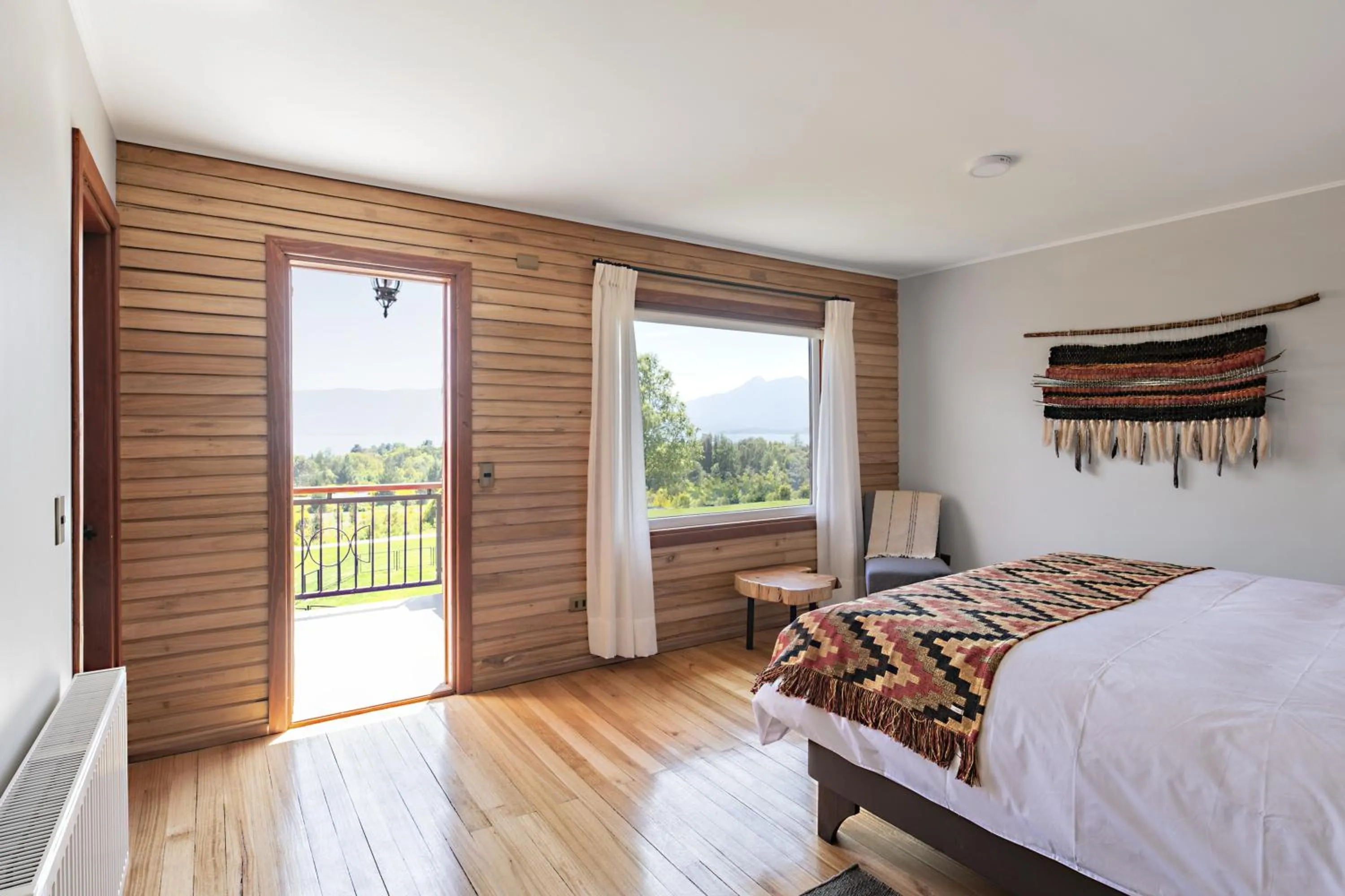 Lake view, Bed in Das Dorf Hotel