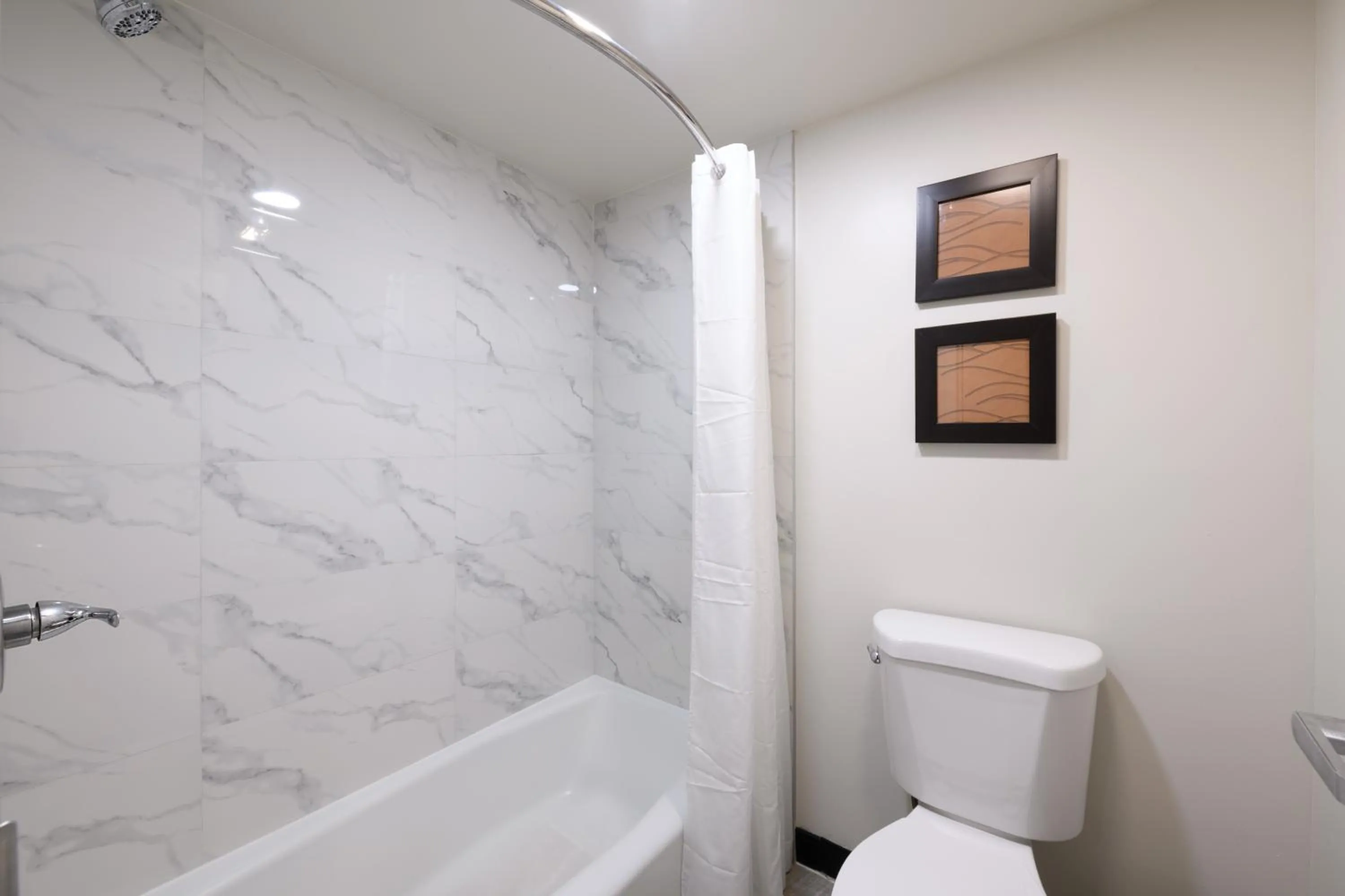 Bathroom in Hyland Inn near Pasadena Civic Center