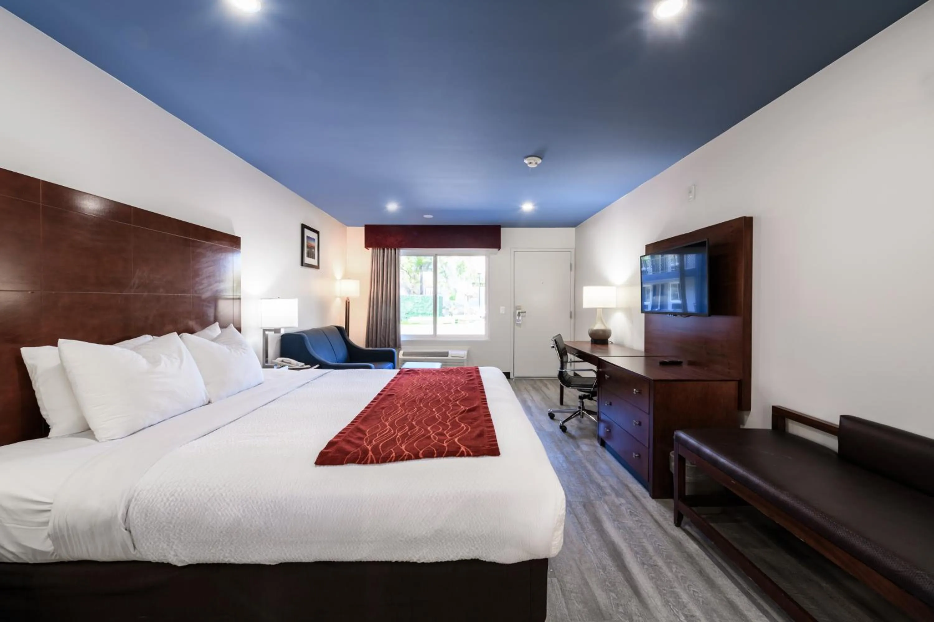 Bed in Hyland Inn near Pasadena Civic Center