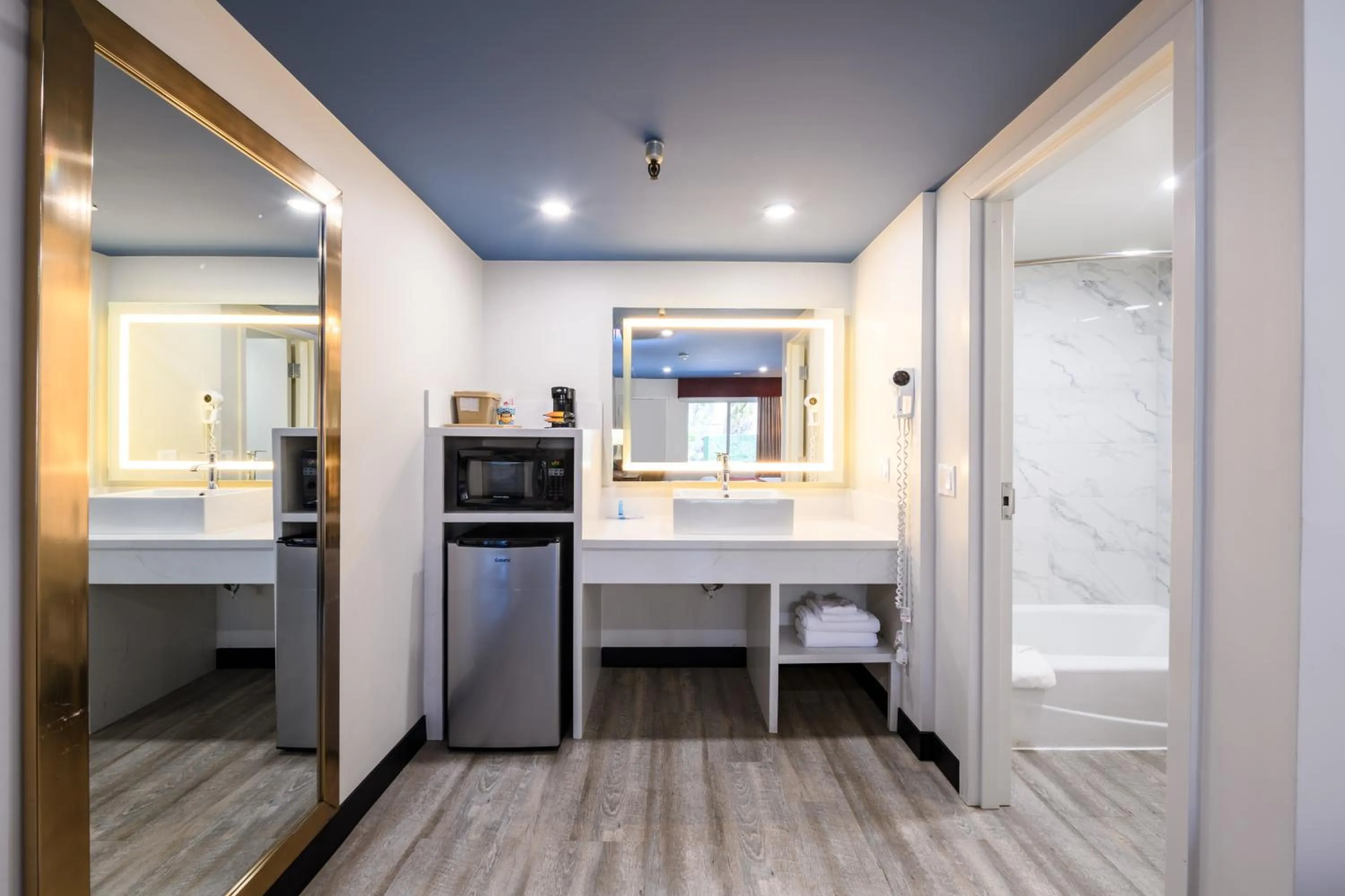 Bedroom in Hyland Inn near Pasadena Civic Center