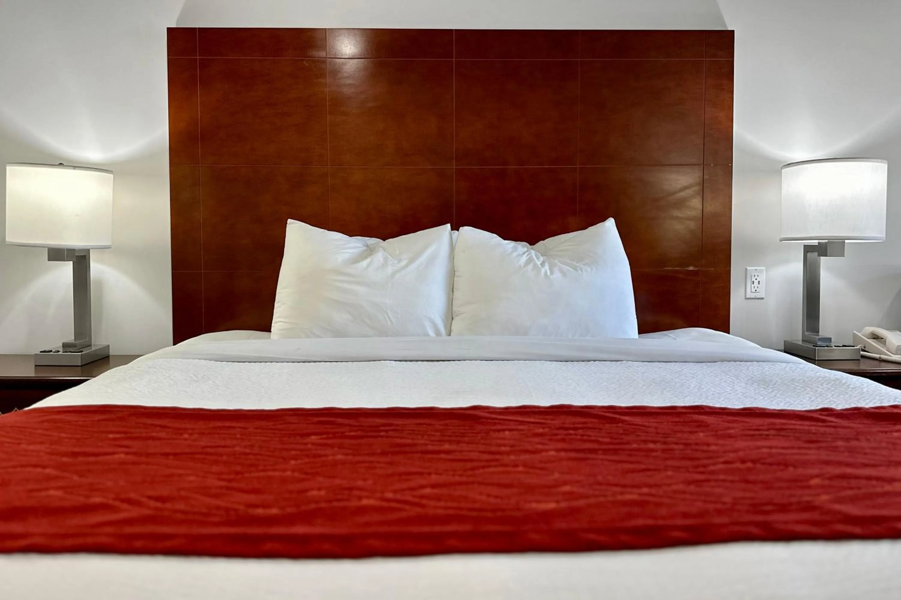 Bed in Hyland Inn near Pasadena Civic Center