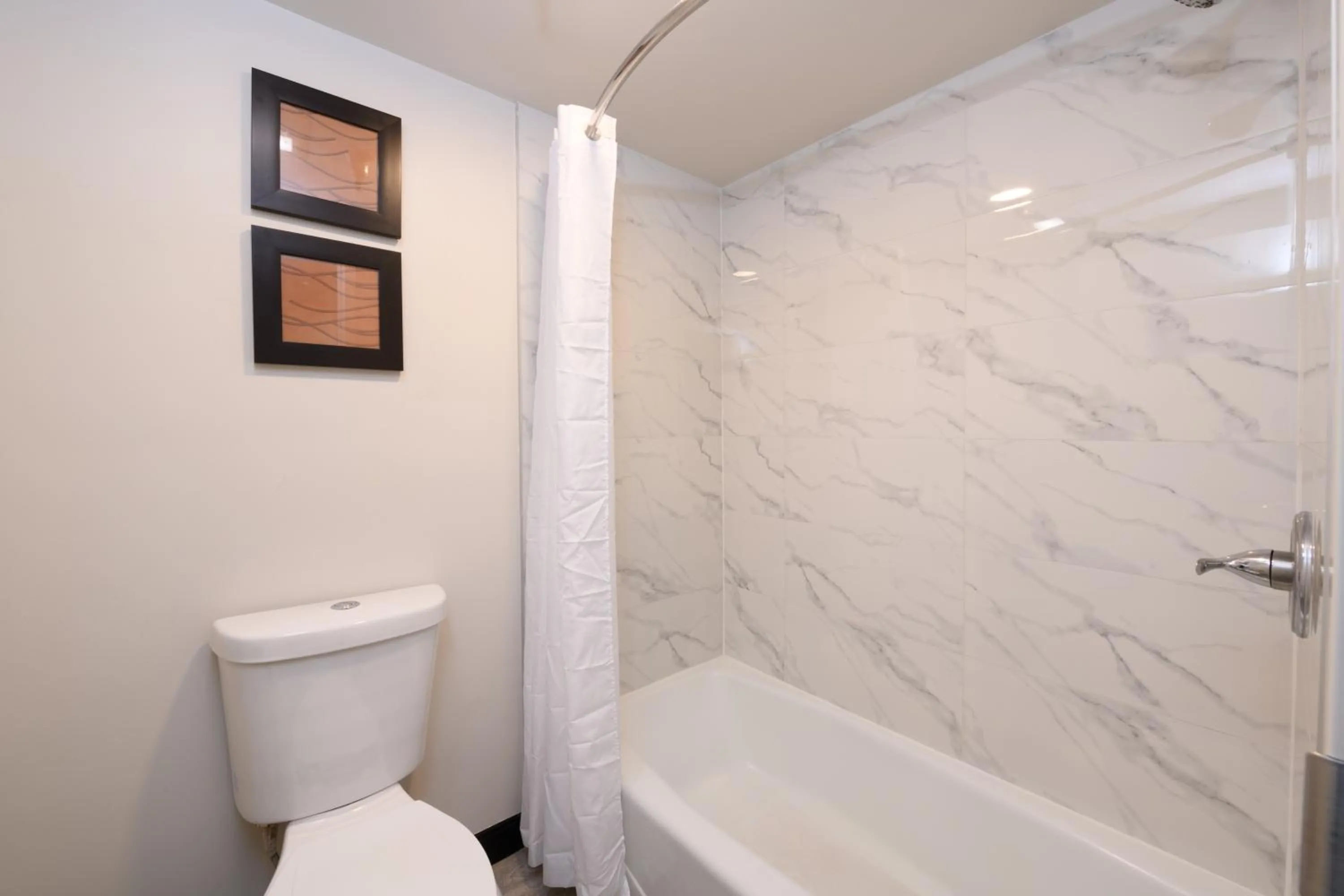 Bath in Hyland Inn near Pasadena Civic Center