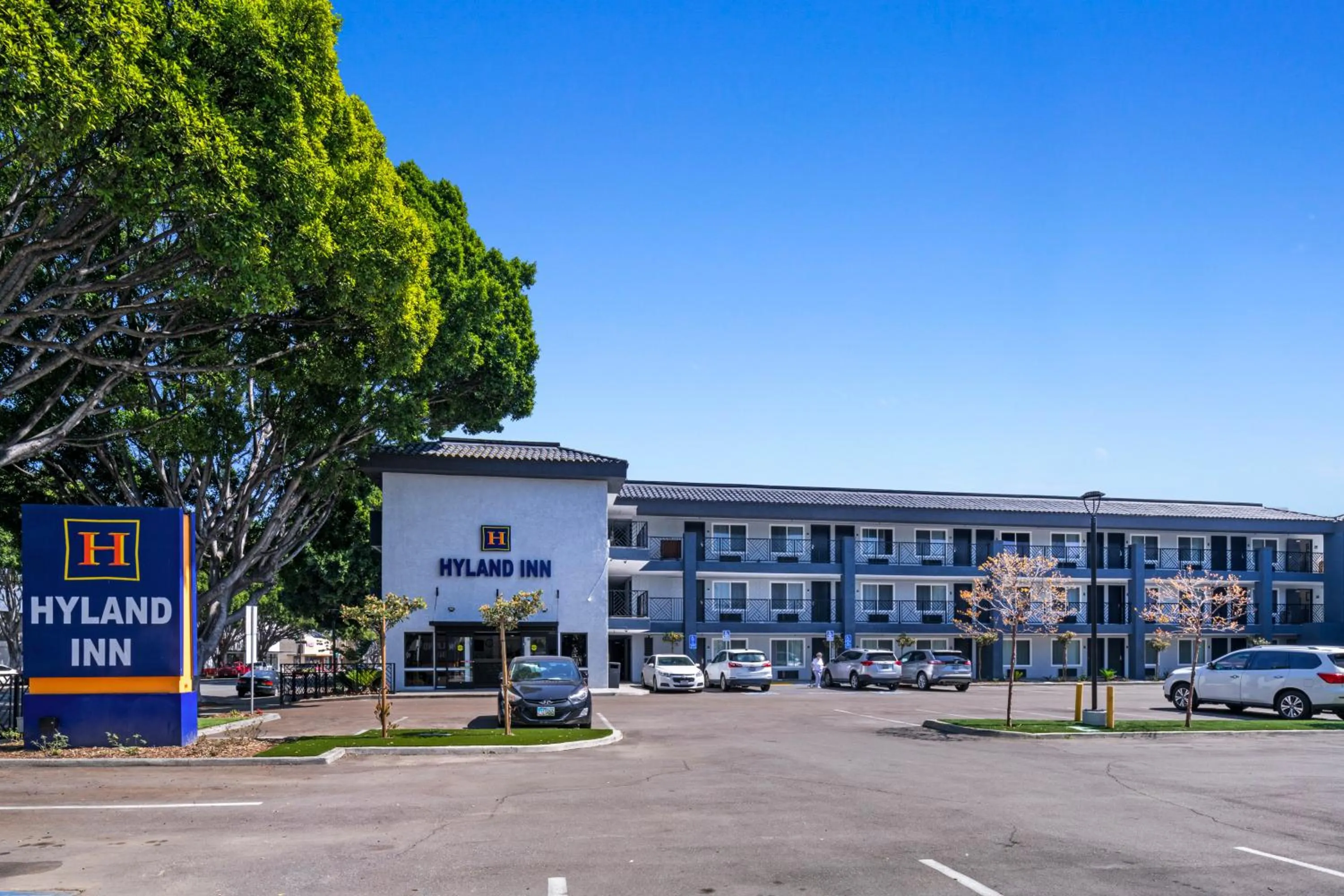 Property building in Hyland Inn near Pasadena Civic Center