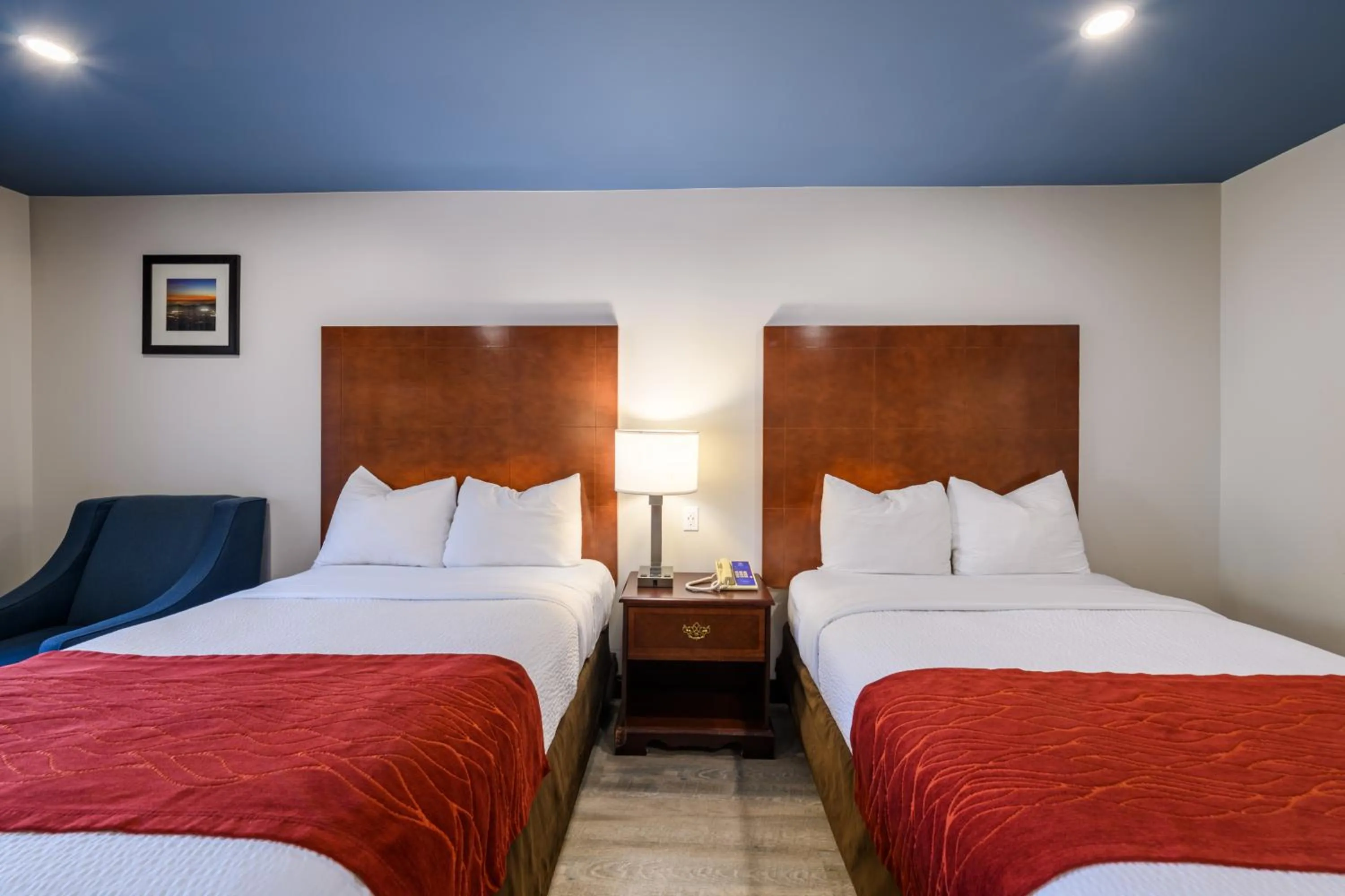 Bedroom, Bed in Hyland Inn near Pasadena Civic Center