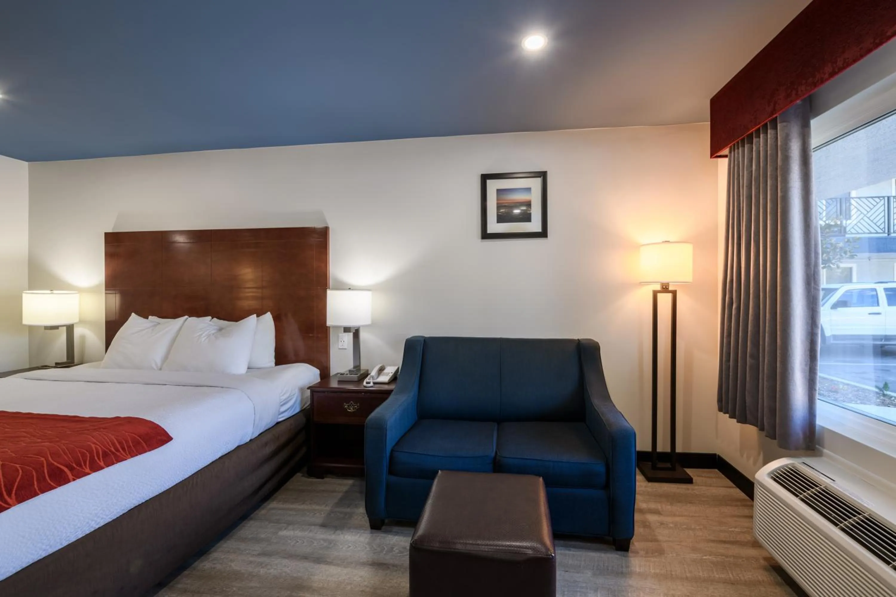 Bedroom, Bed in Hyland Inn near Pasadena Civic Center