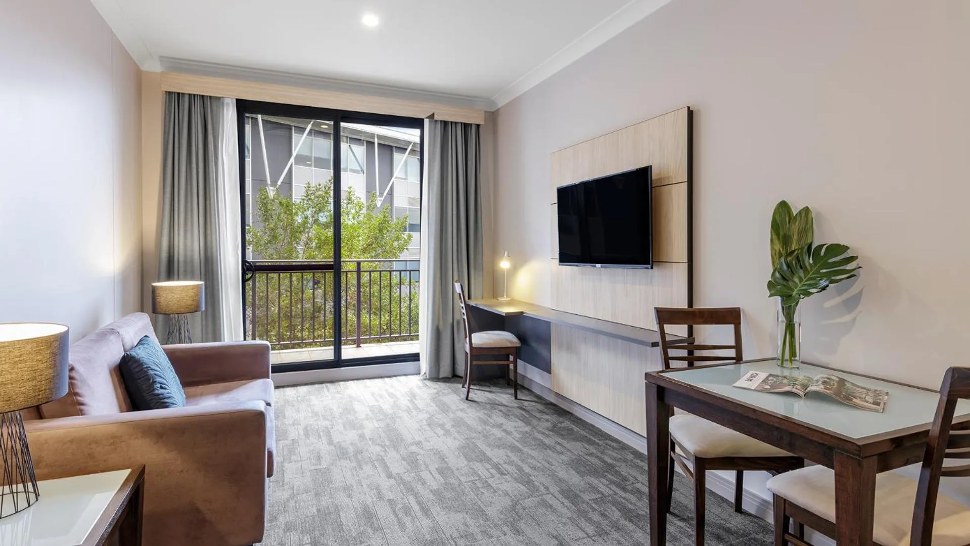 TV and multimedia in Oaks Sydney North Ryde Suites