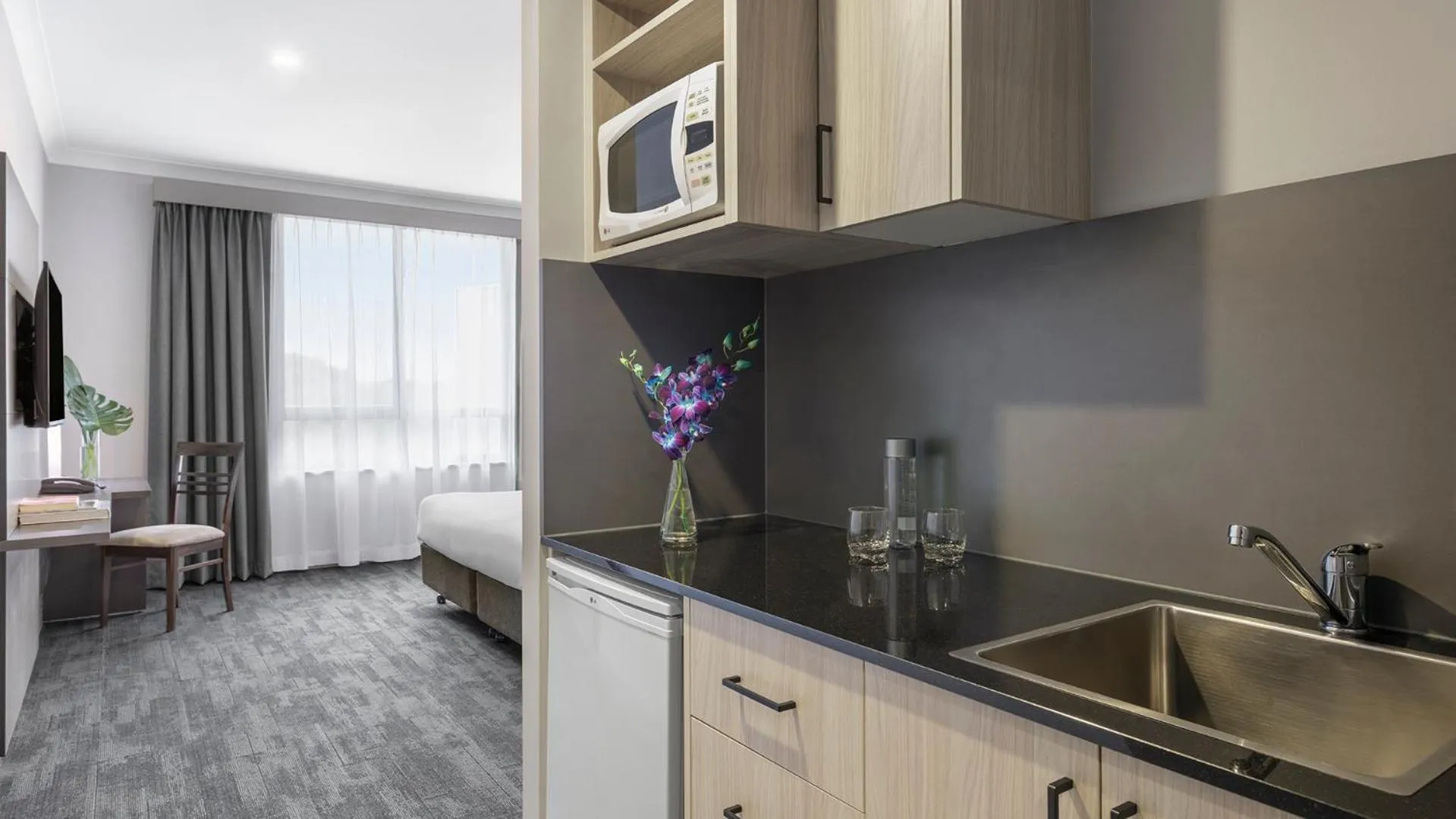 Kitchen or kitchenette in Oaks Sydney North Ryde Suites