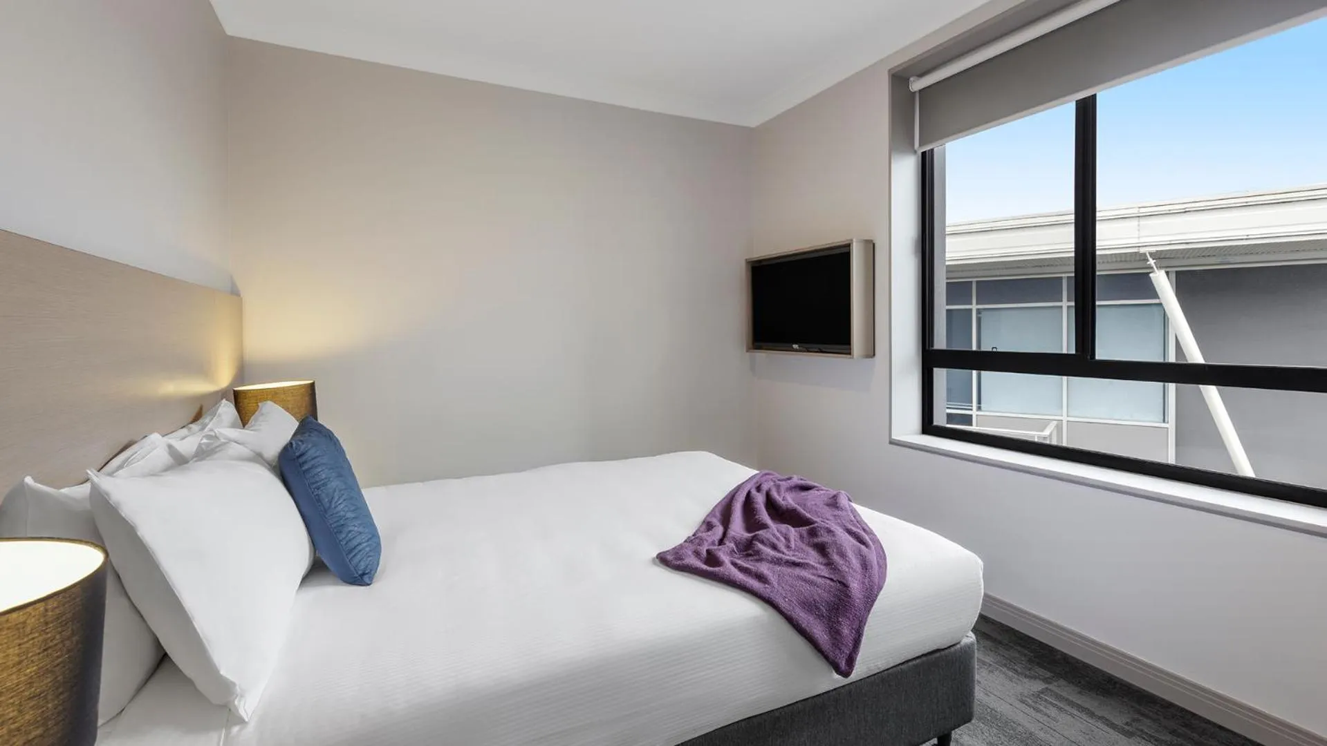 Bed in Oaks Sydney North Ryde Suites