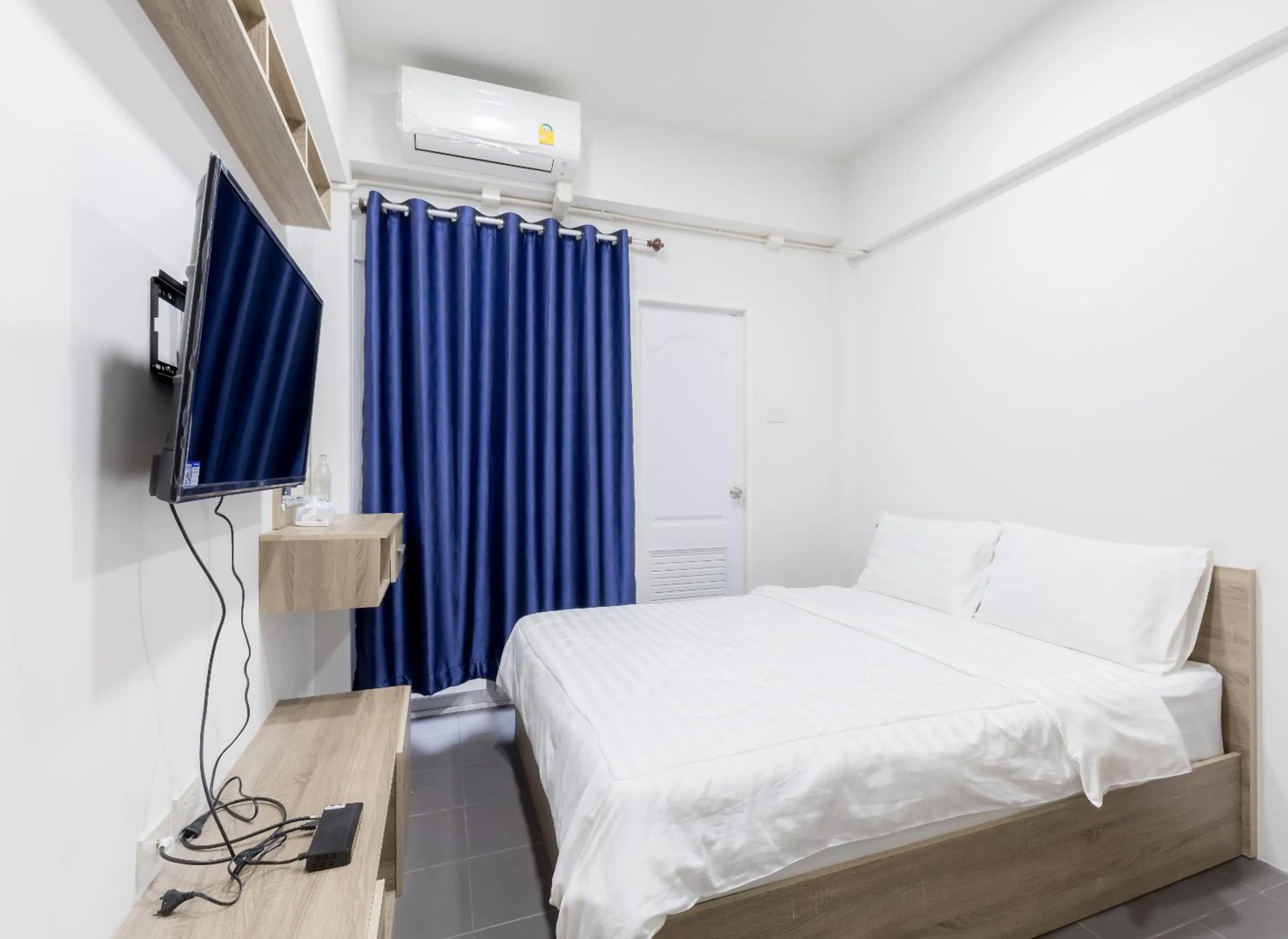 Bedroom, Bed in MiddleWay House Bangkok