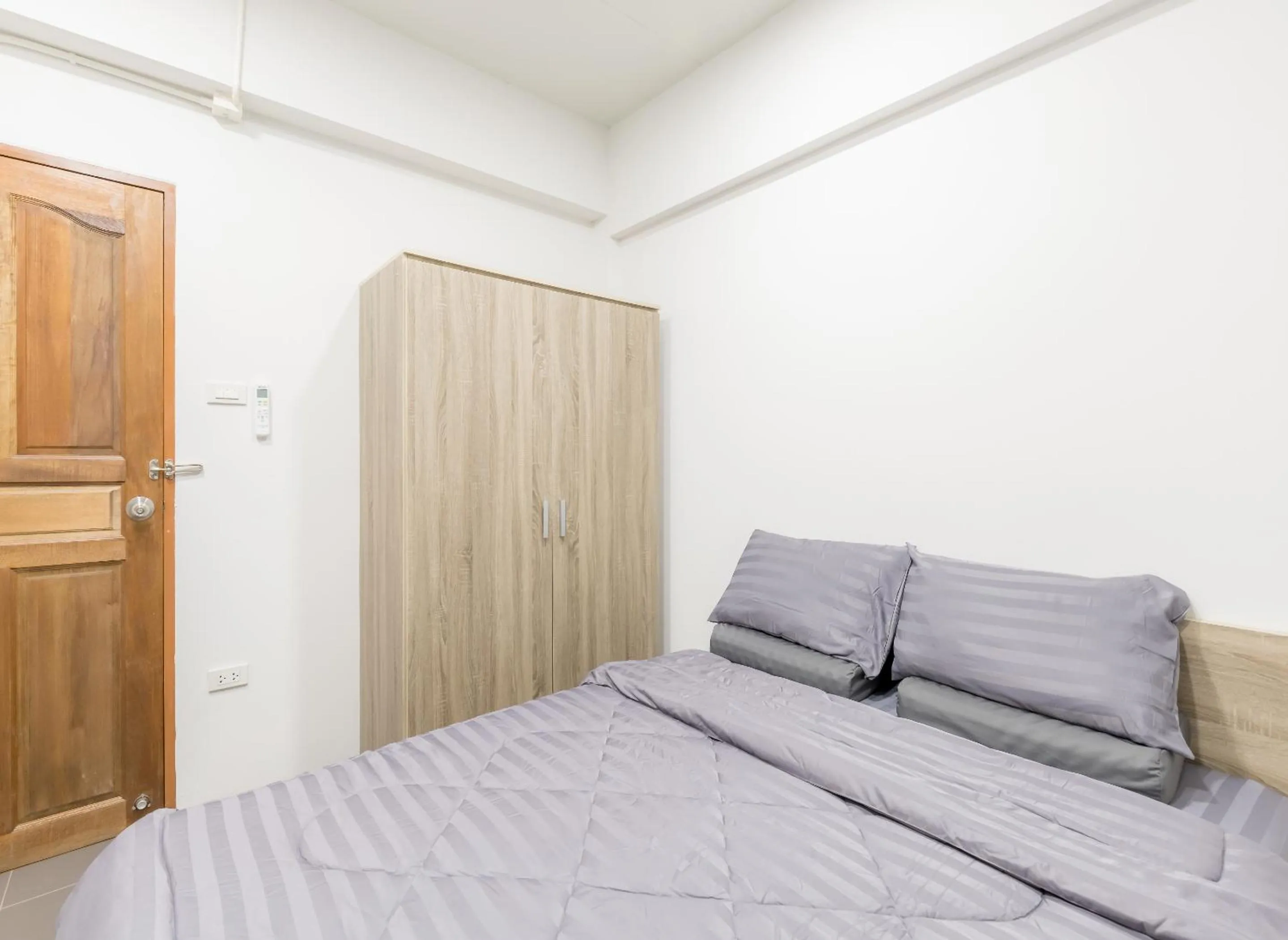 Bed in MiddleWay House Bangkok