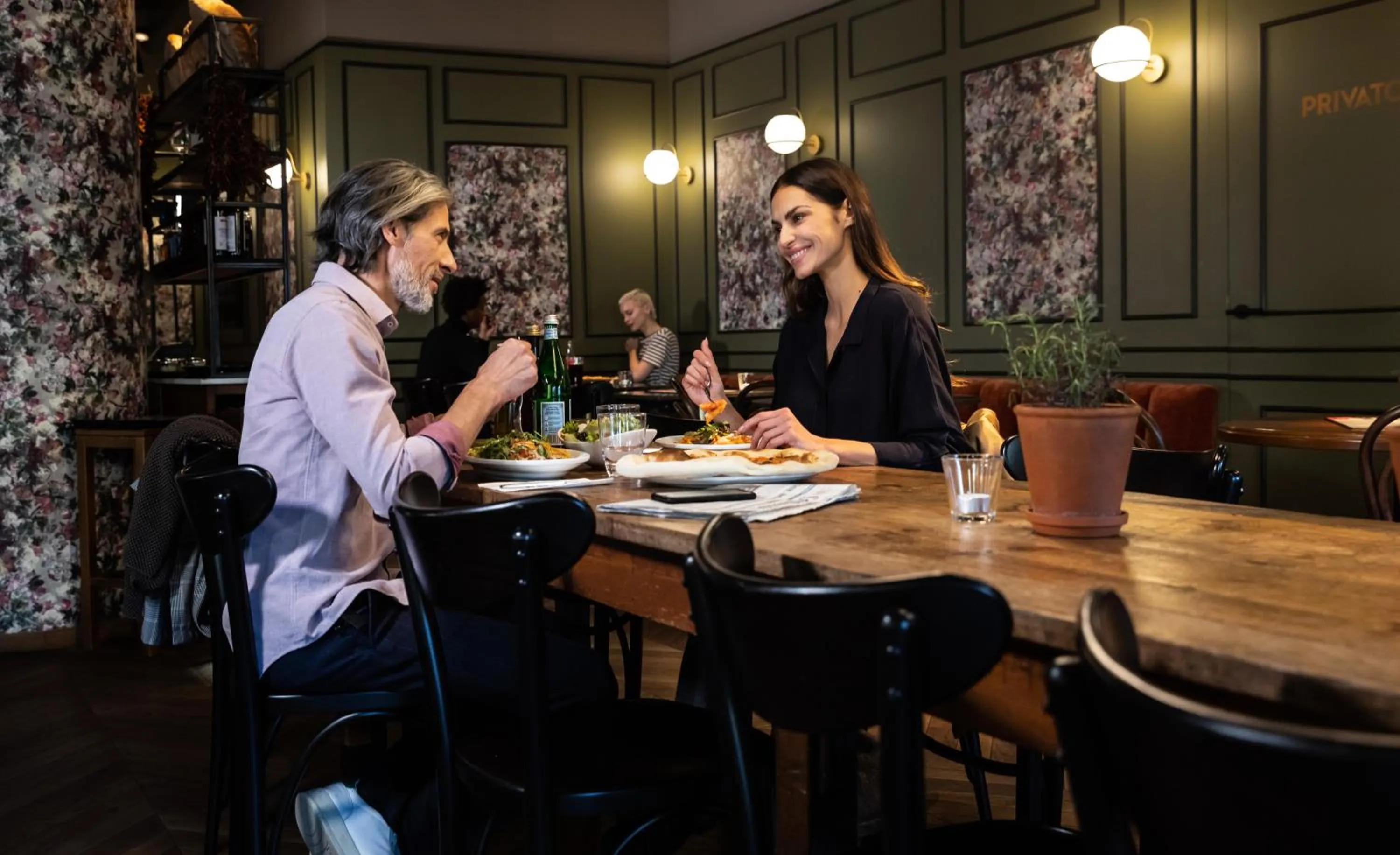 Restaurant/places to eat in MIANO Hotel & Bar