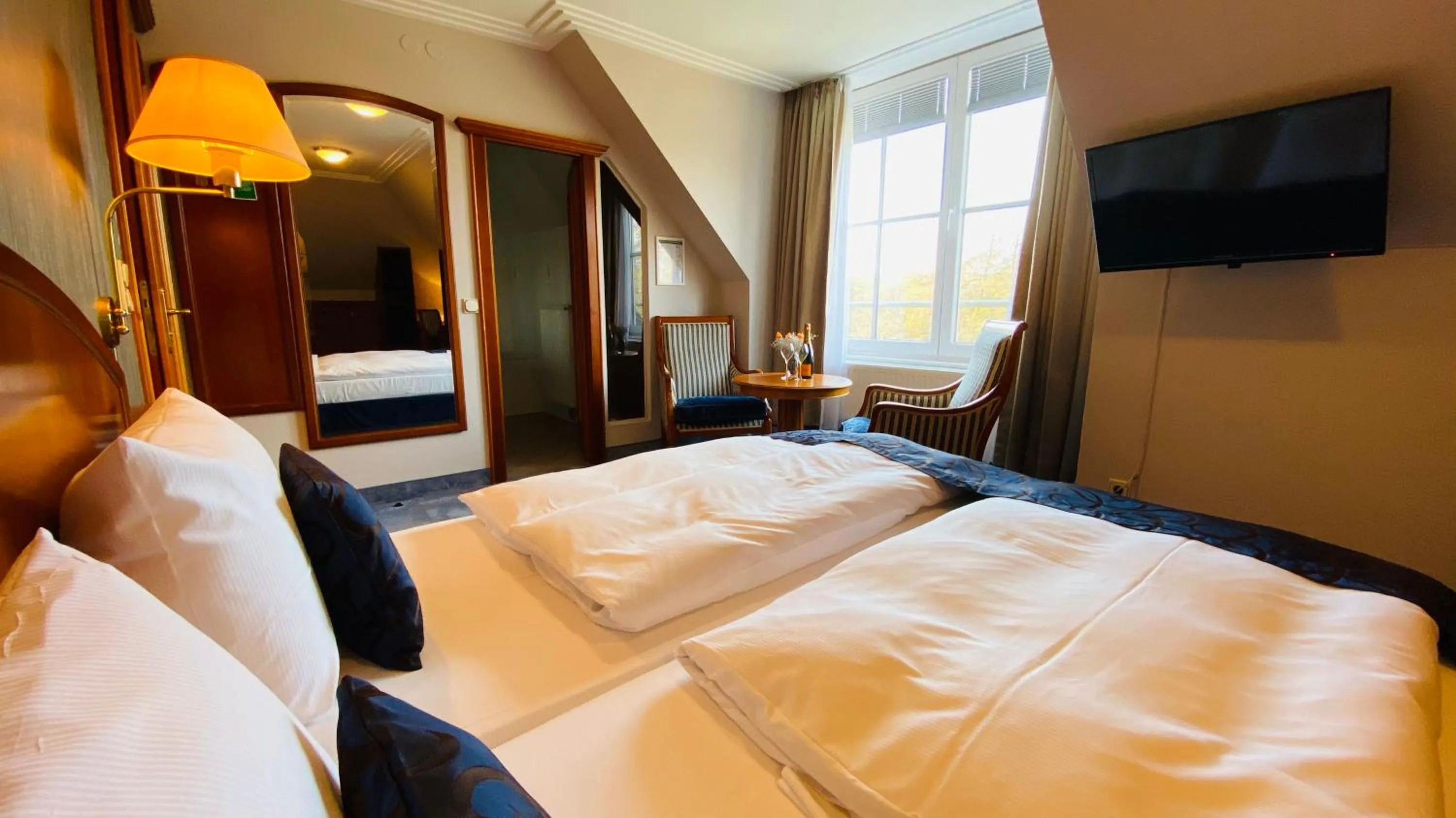 Photo of the whole room, Bed in Residenz Seehotel Berlin Brandenburg