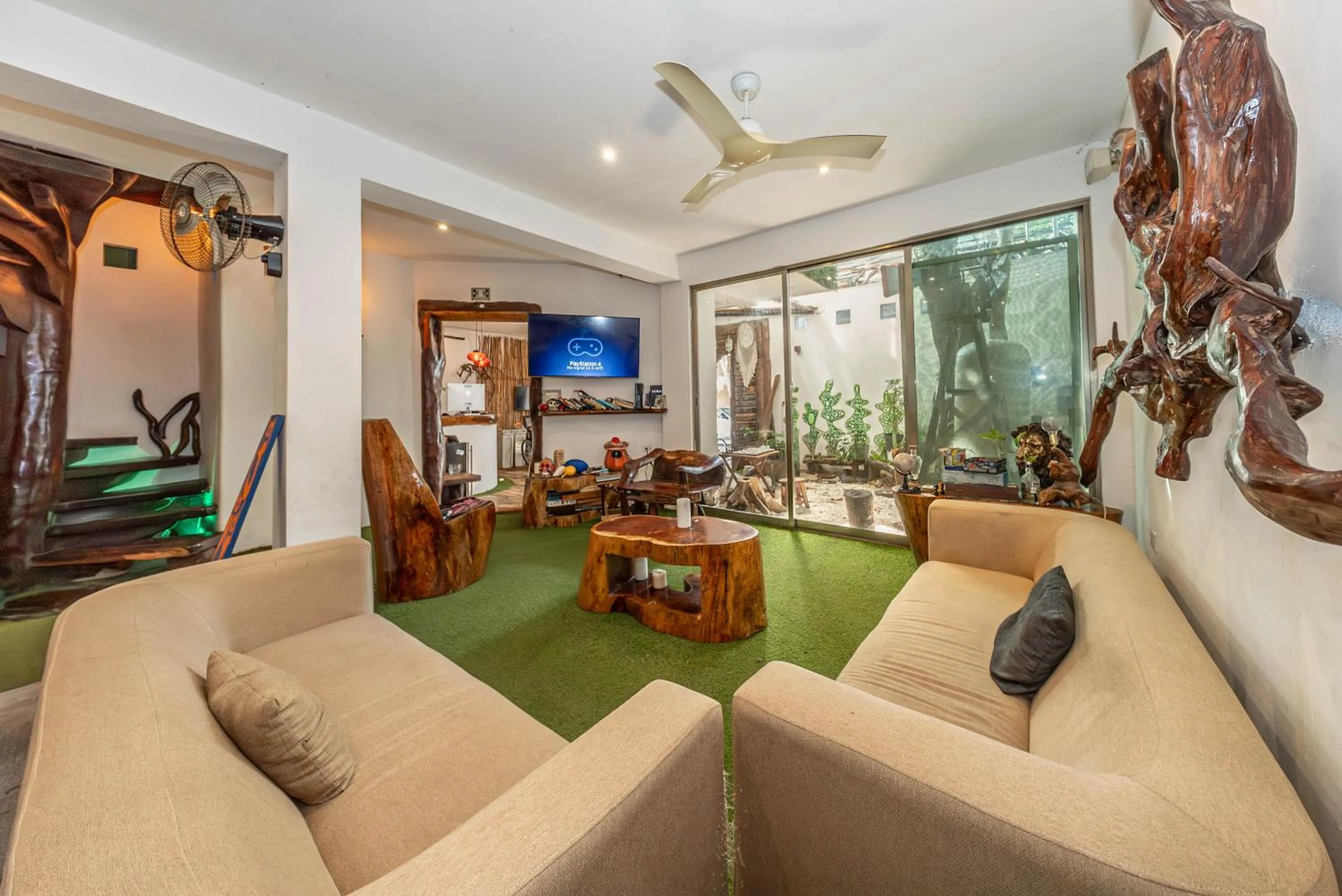 Communal lounge/ TV room in The Green Village Boutique Hotel