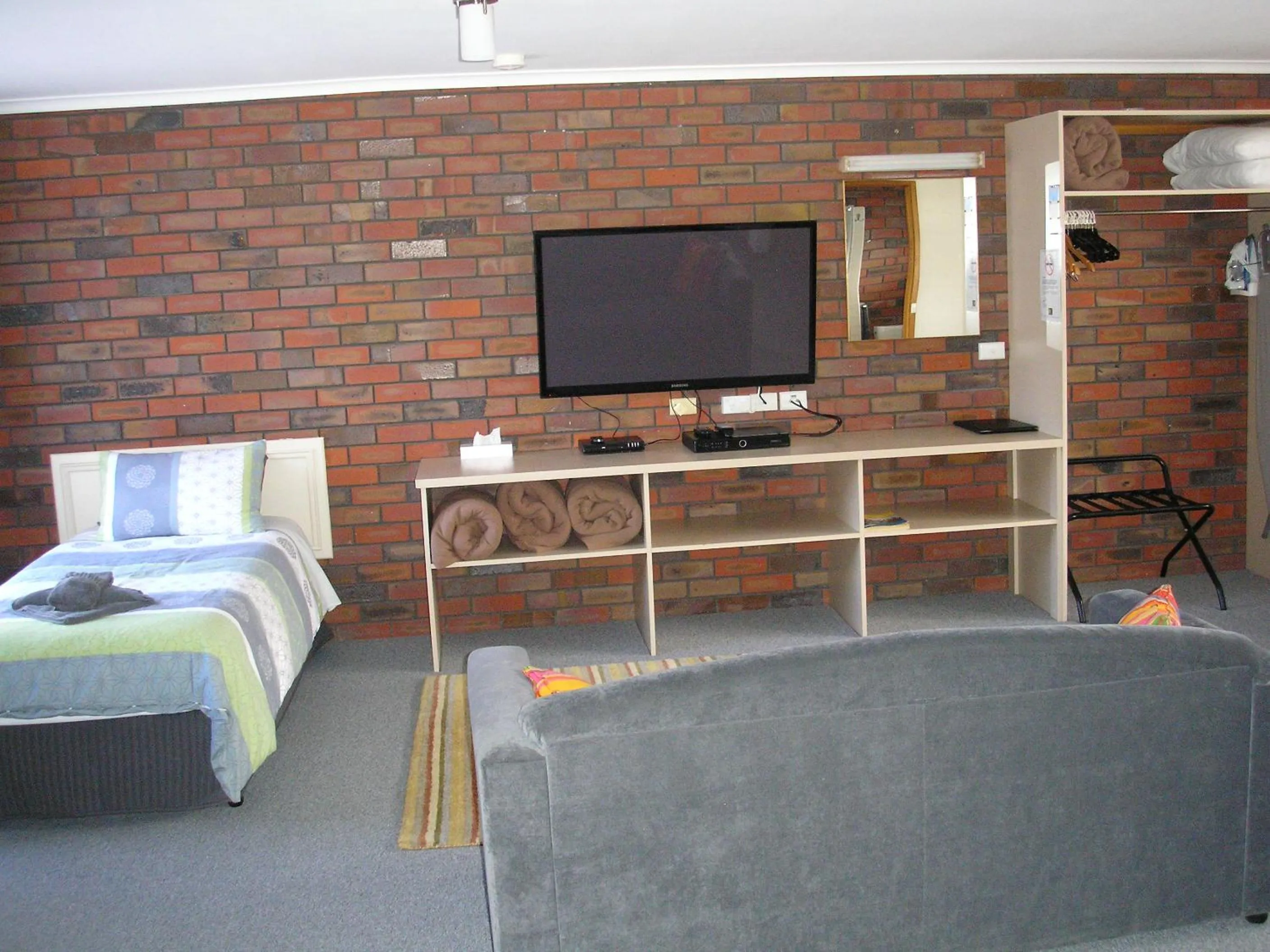 Seating area, Bed in Coorrabin Motor Inn