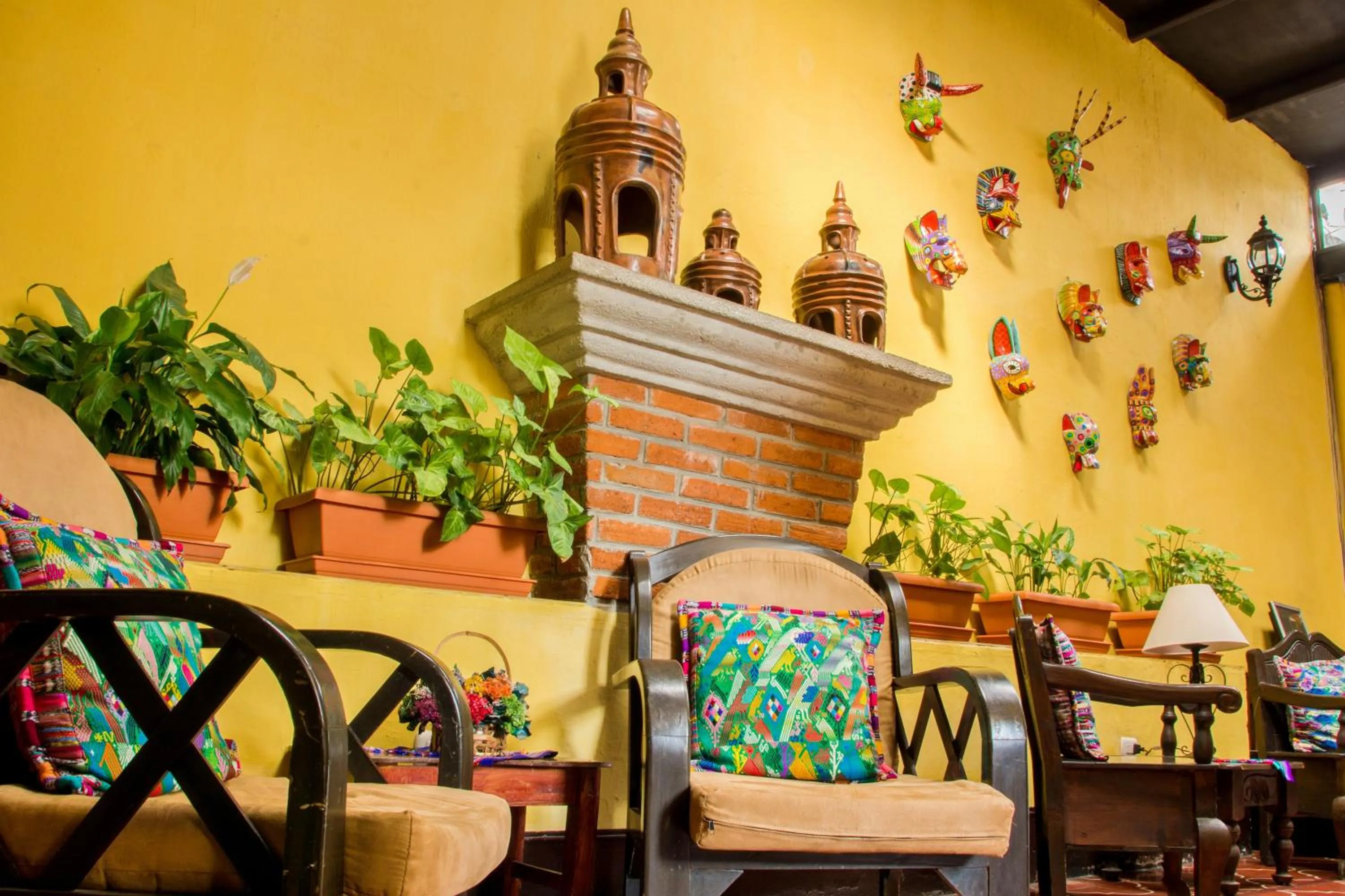 Communal lounge/ TV room in Hotel Las Camelias Inn by AHS