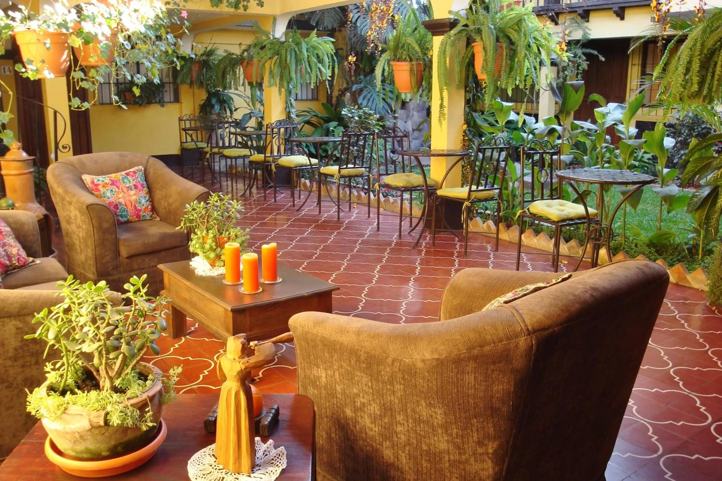 Communal lounge/ TV room in Hotel Las Camelias Inn by AHS