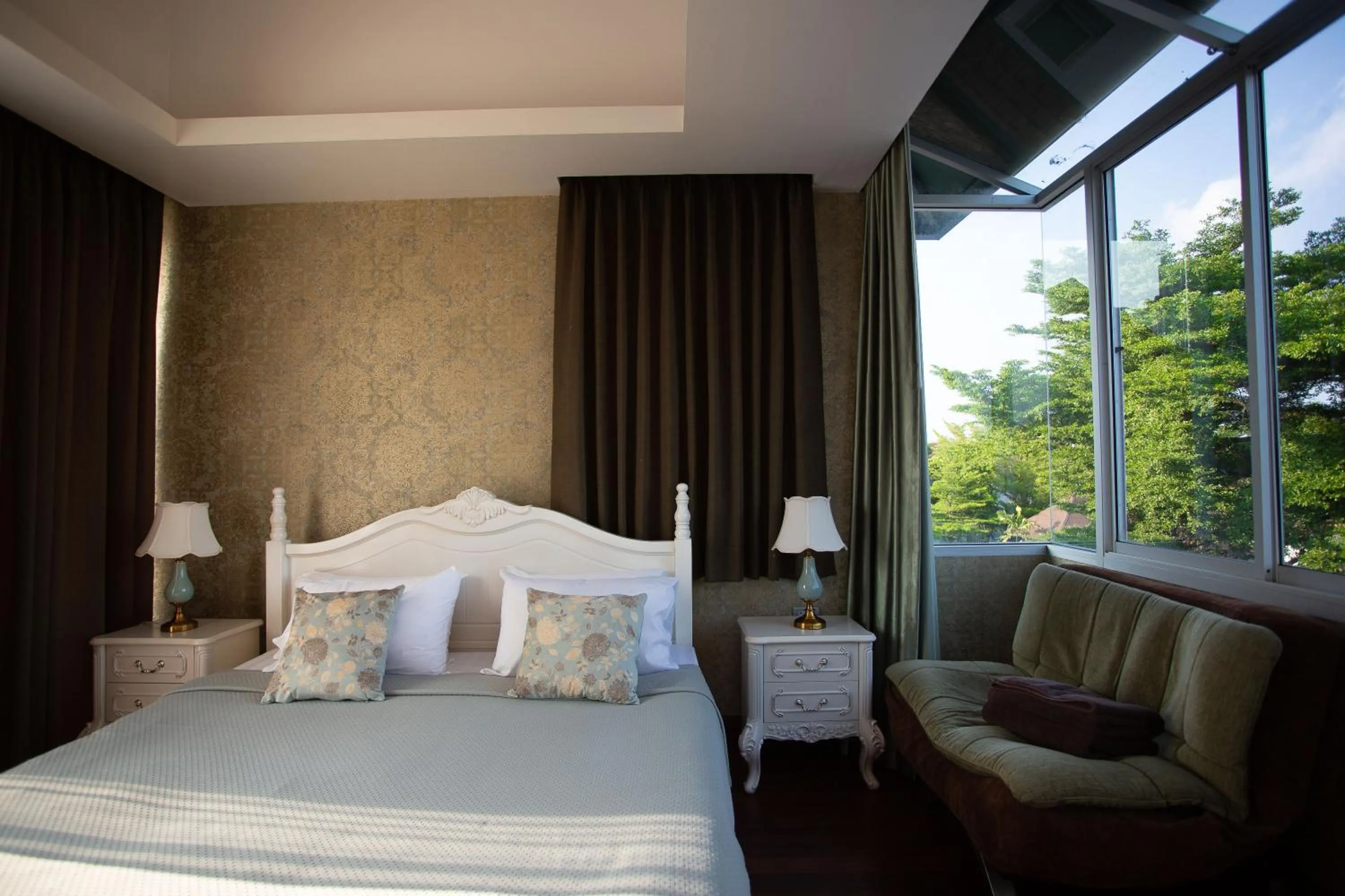 Bed in Nagawari Art Maldives BBQ Pattaya Villa