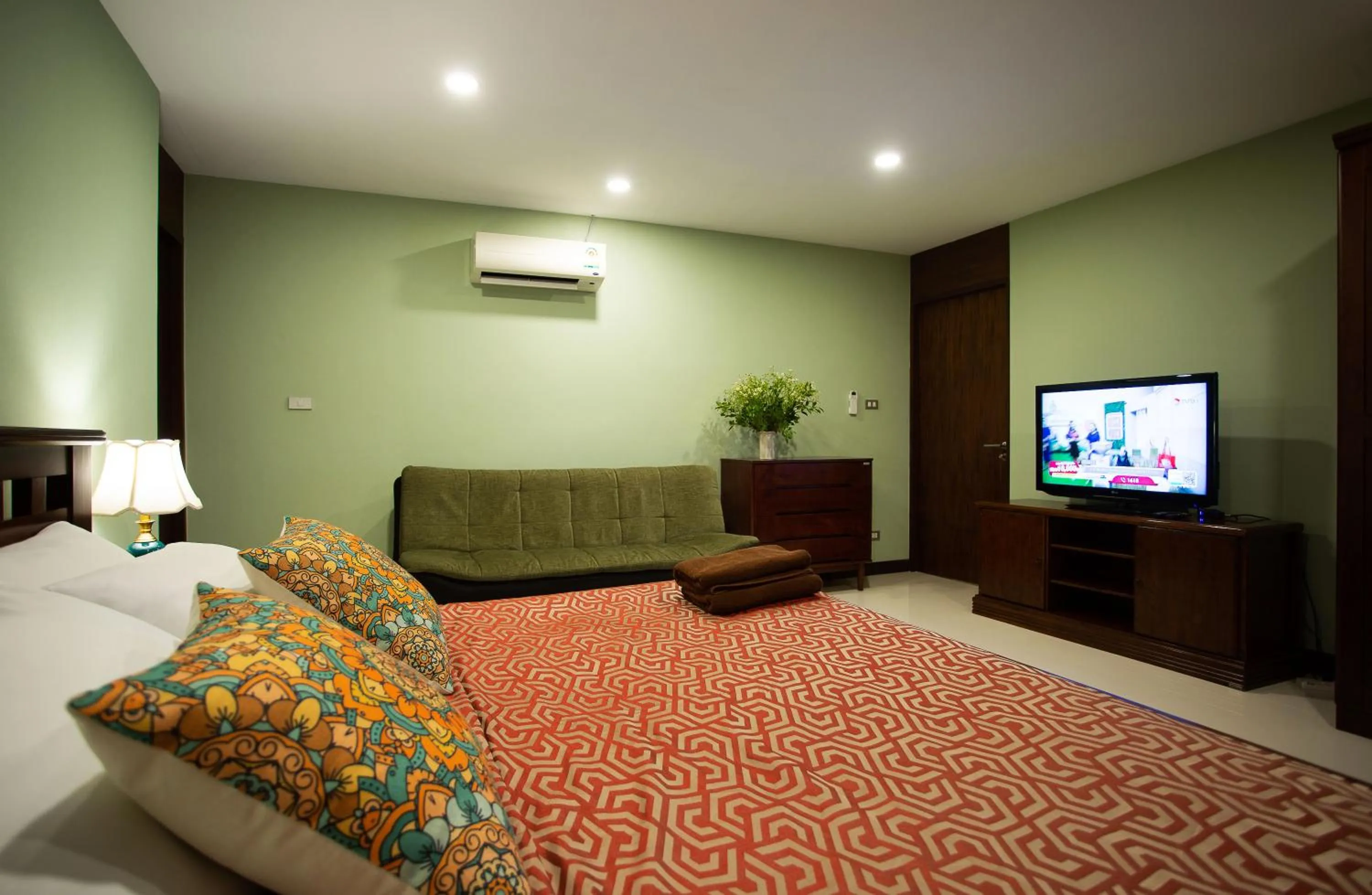 Bed in Nagawari Art Maldives BBQ Pattaya Villa