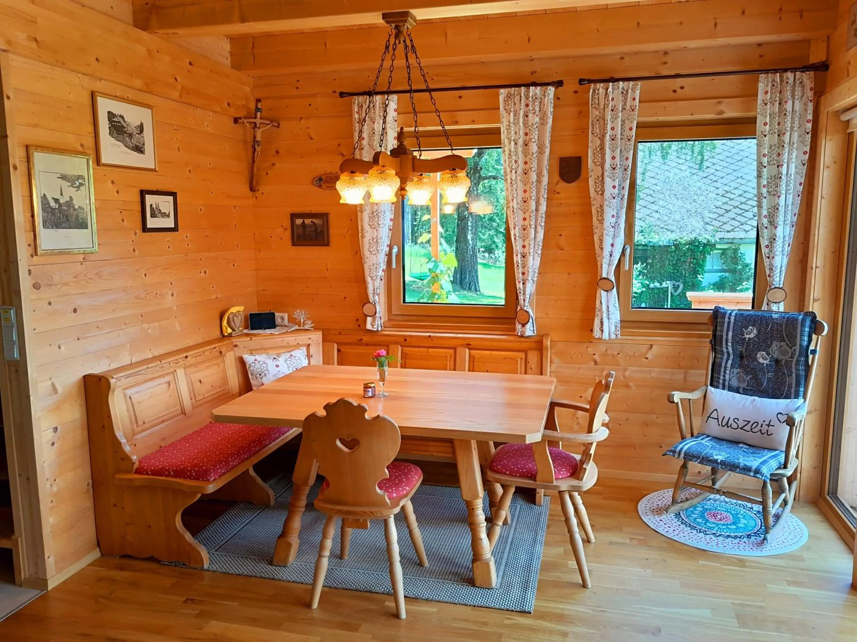 Dining area in Auszeit Almhaus Schmalzbauer
