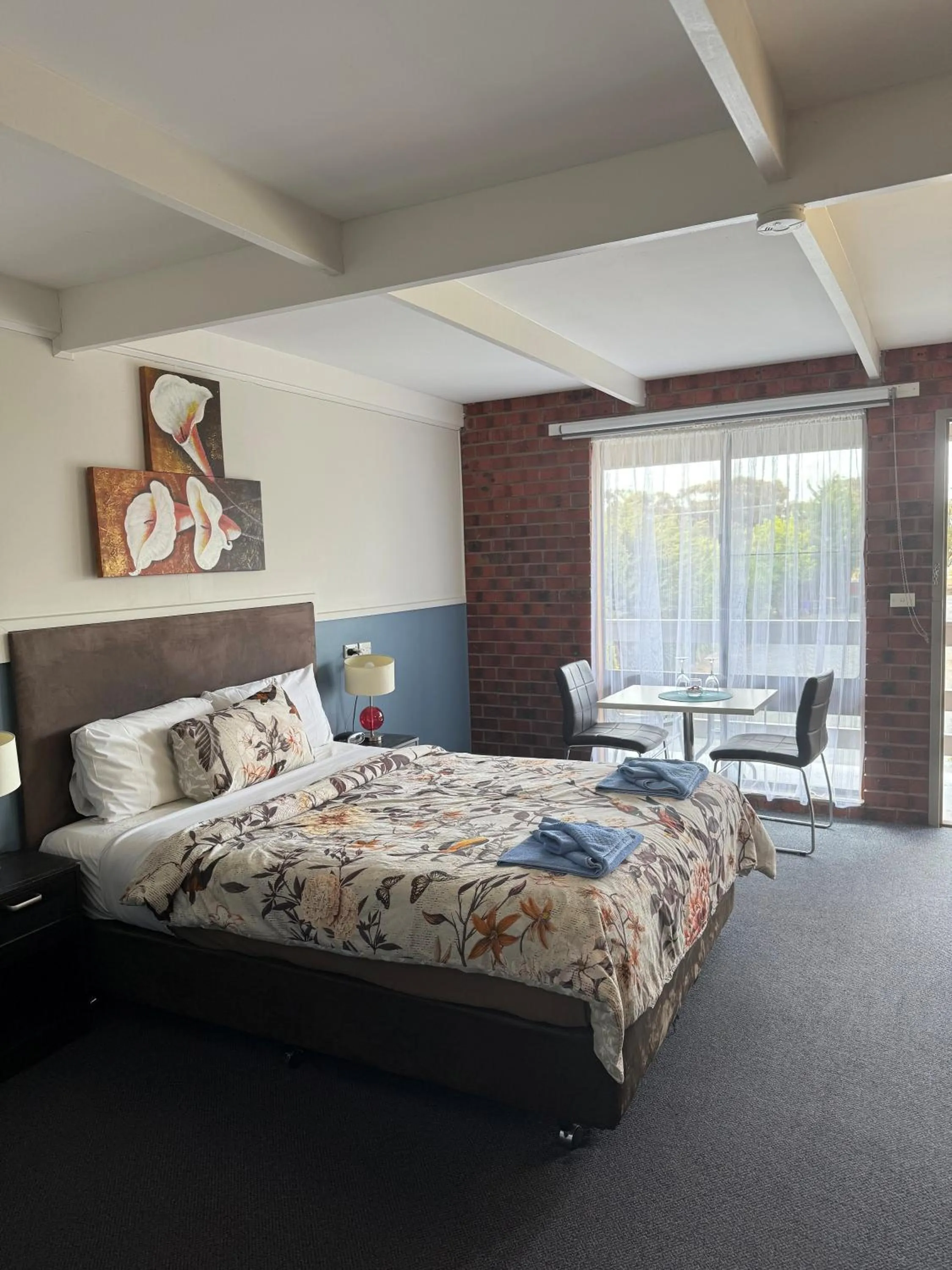 Bed in Zero Inn Motel