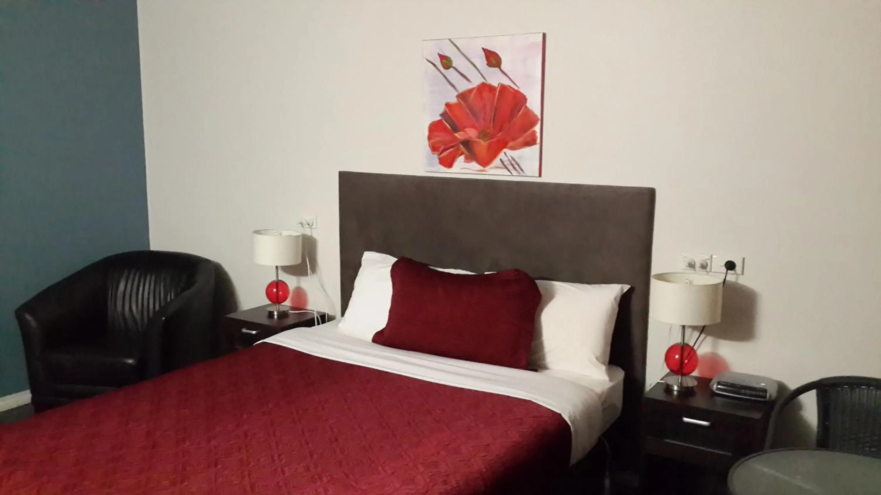 Bedroom, Bed in Zero Inn Motel