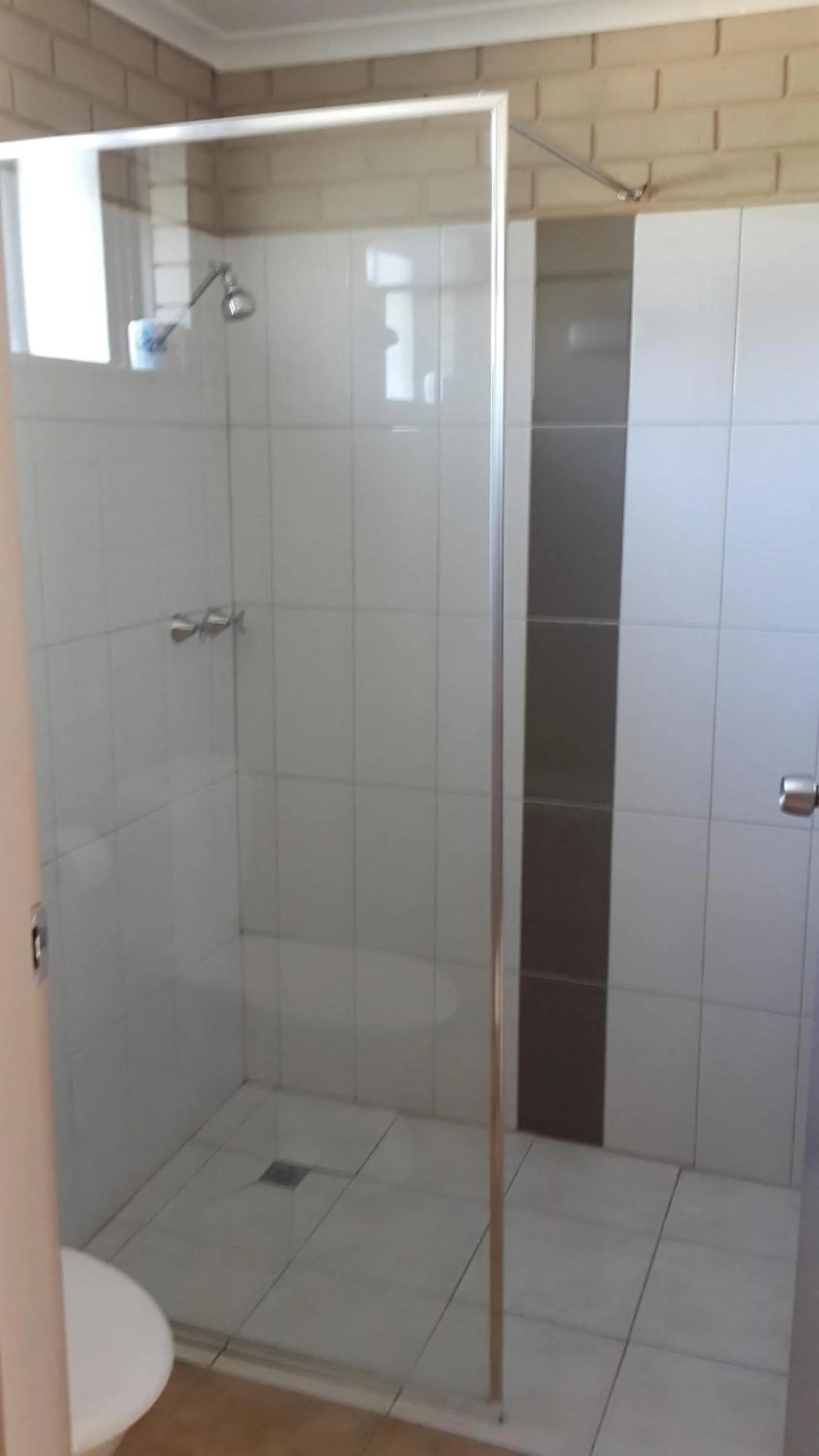 Shower in Zero Inn Motel