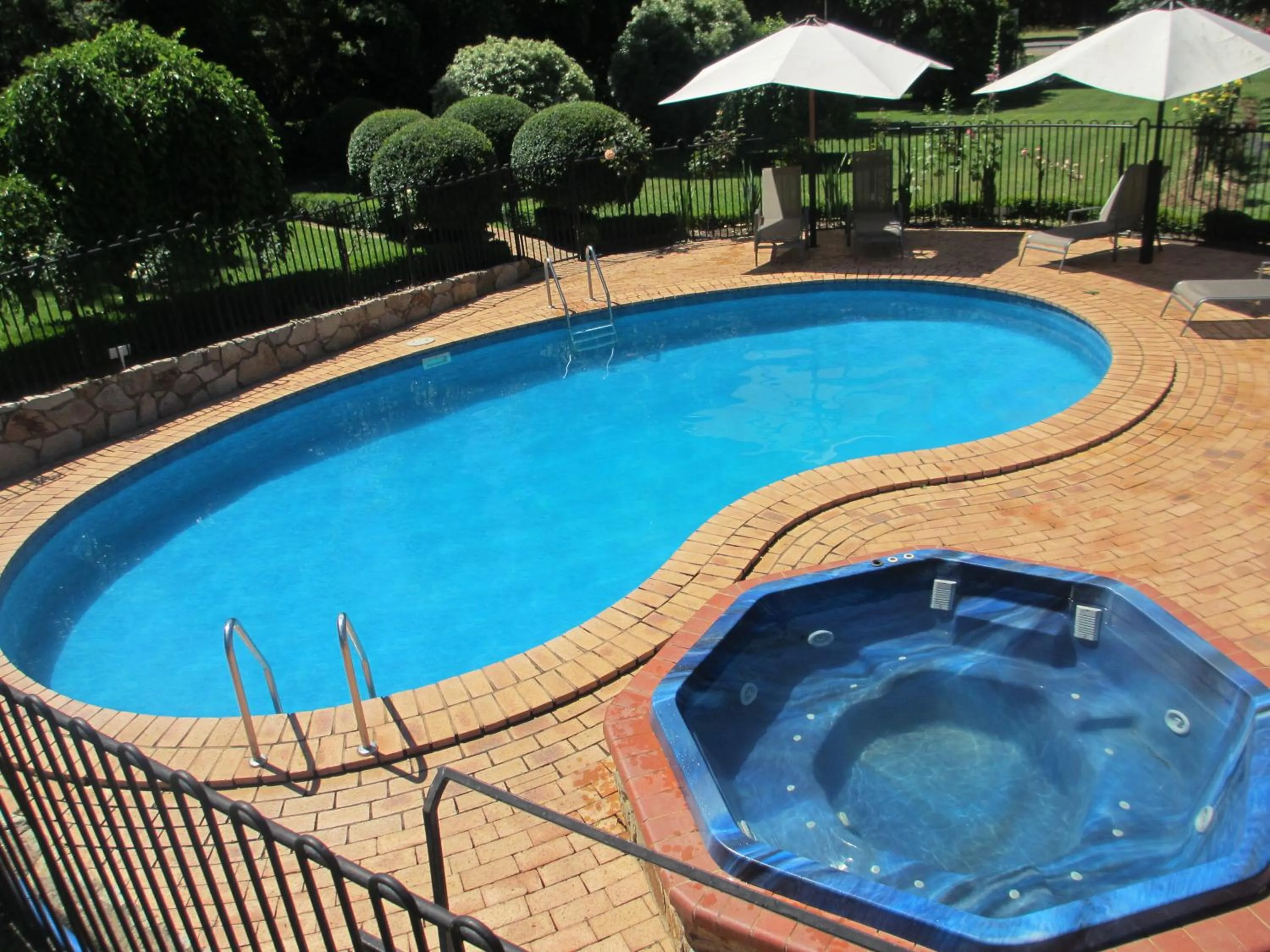 Swimming pool in Chestnut Tree Holiday Units