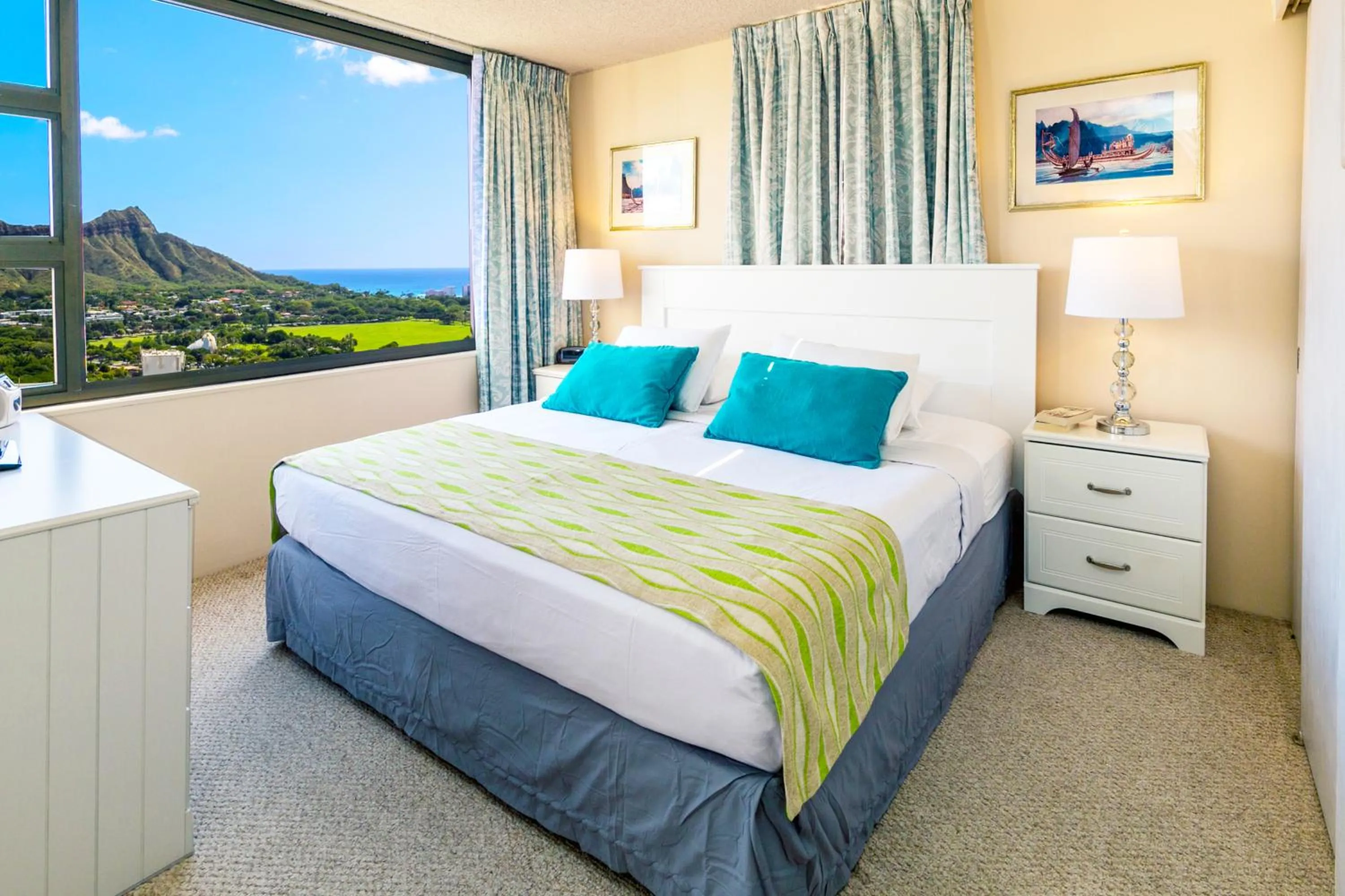 Bedroom, Bed in Fabulous Diamond Head & Ocean View Condo with Free Parking