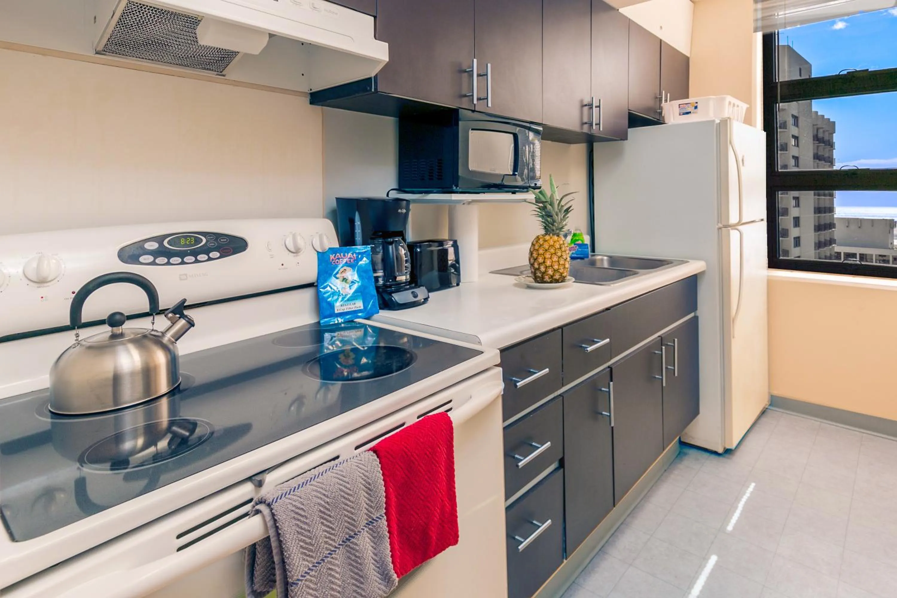 Coffee/tea facilities in Fabulous Diamond Head & Ocean View Condo with Free Parking