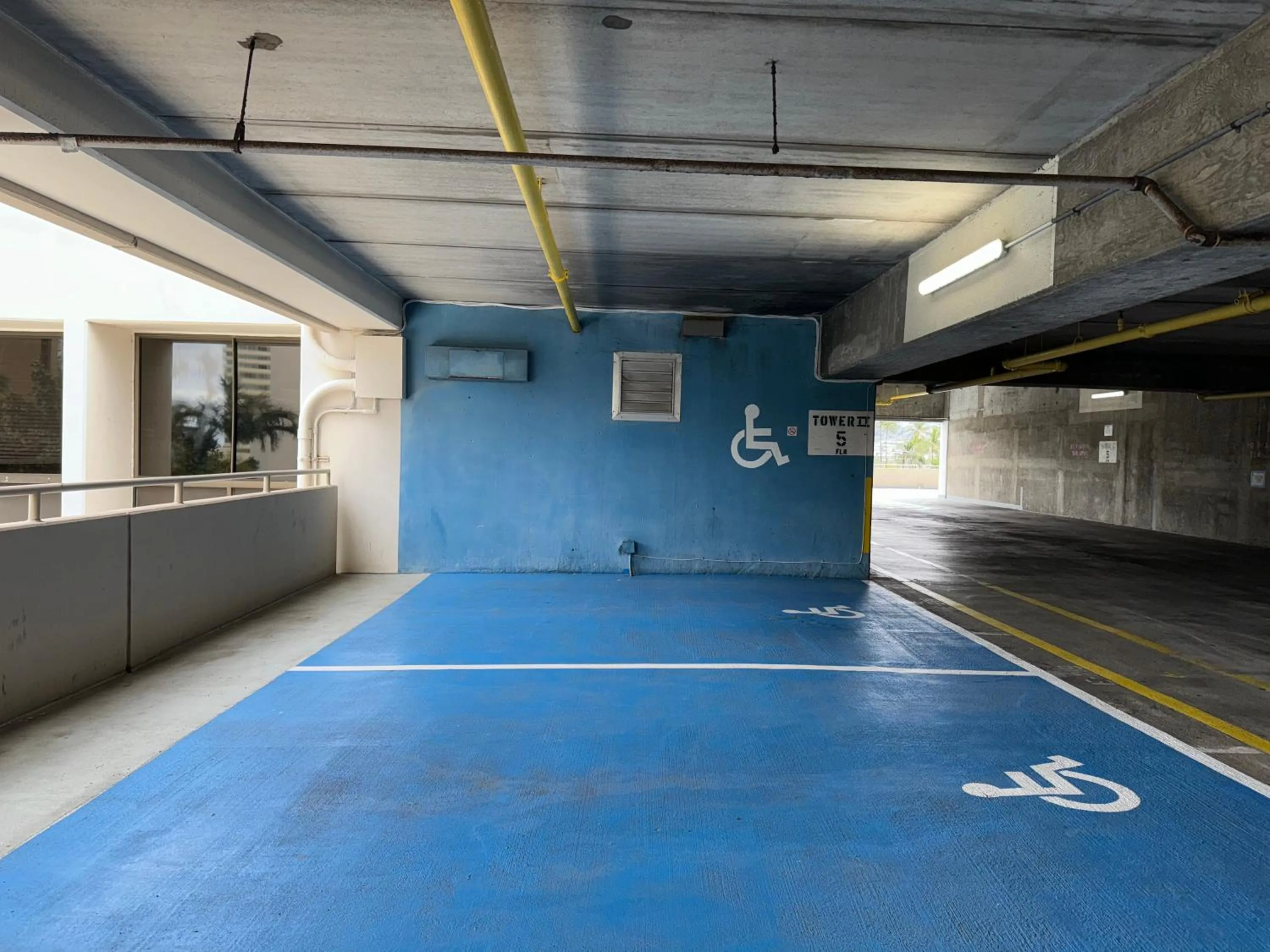 Facility for disabled guests in Fabulous Diamond Head & Ocean View Condo with Free Parking