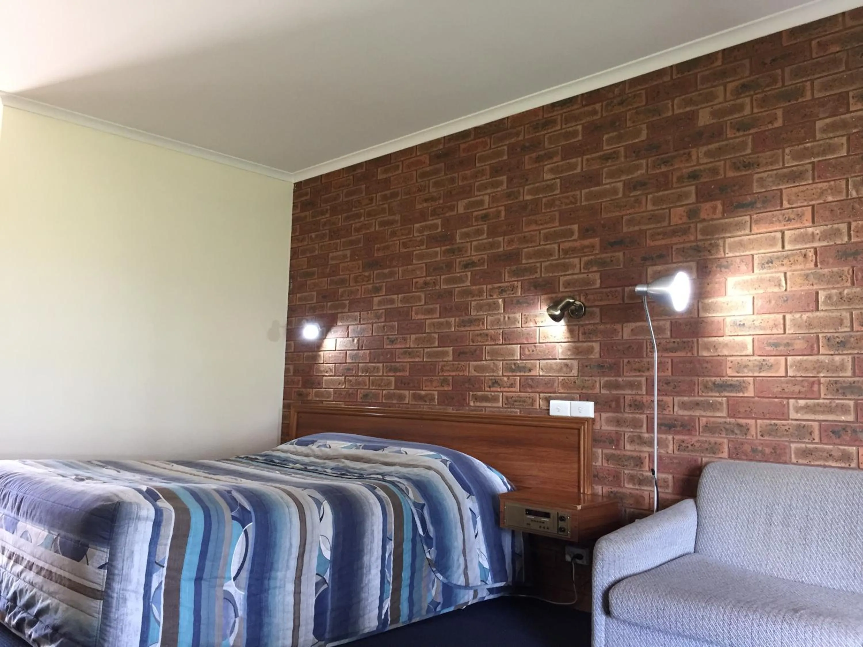 Bed in The Finley Palm Motor Inn