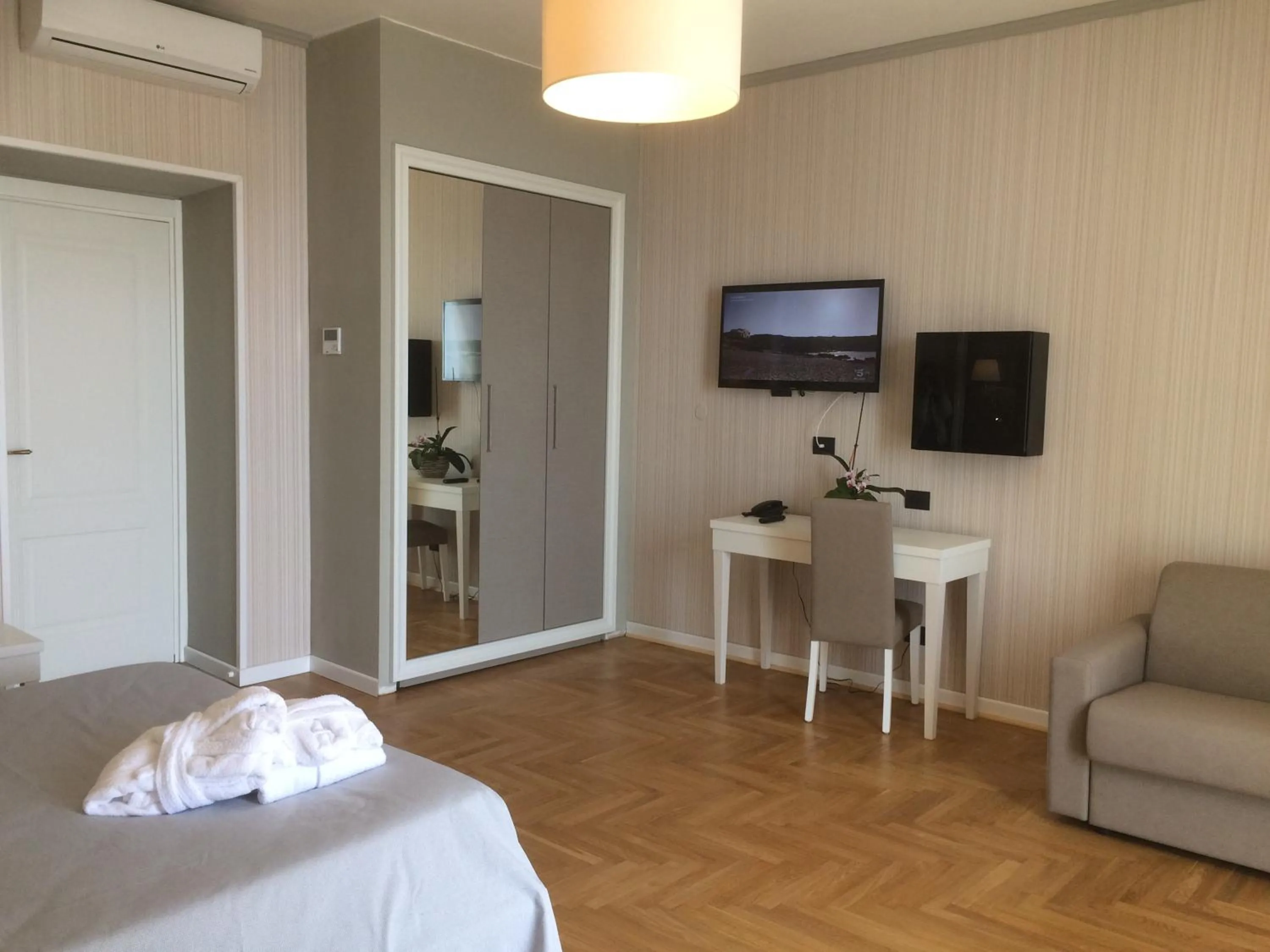 Photo of the whole room, Bed in Spa & Wellness by Des Anglais " Accesso SPA compreso"