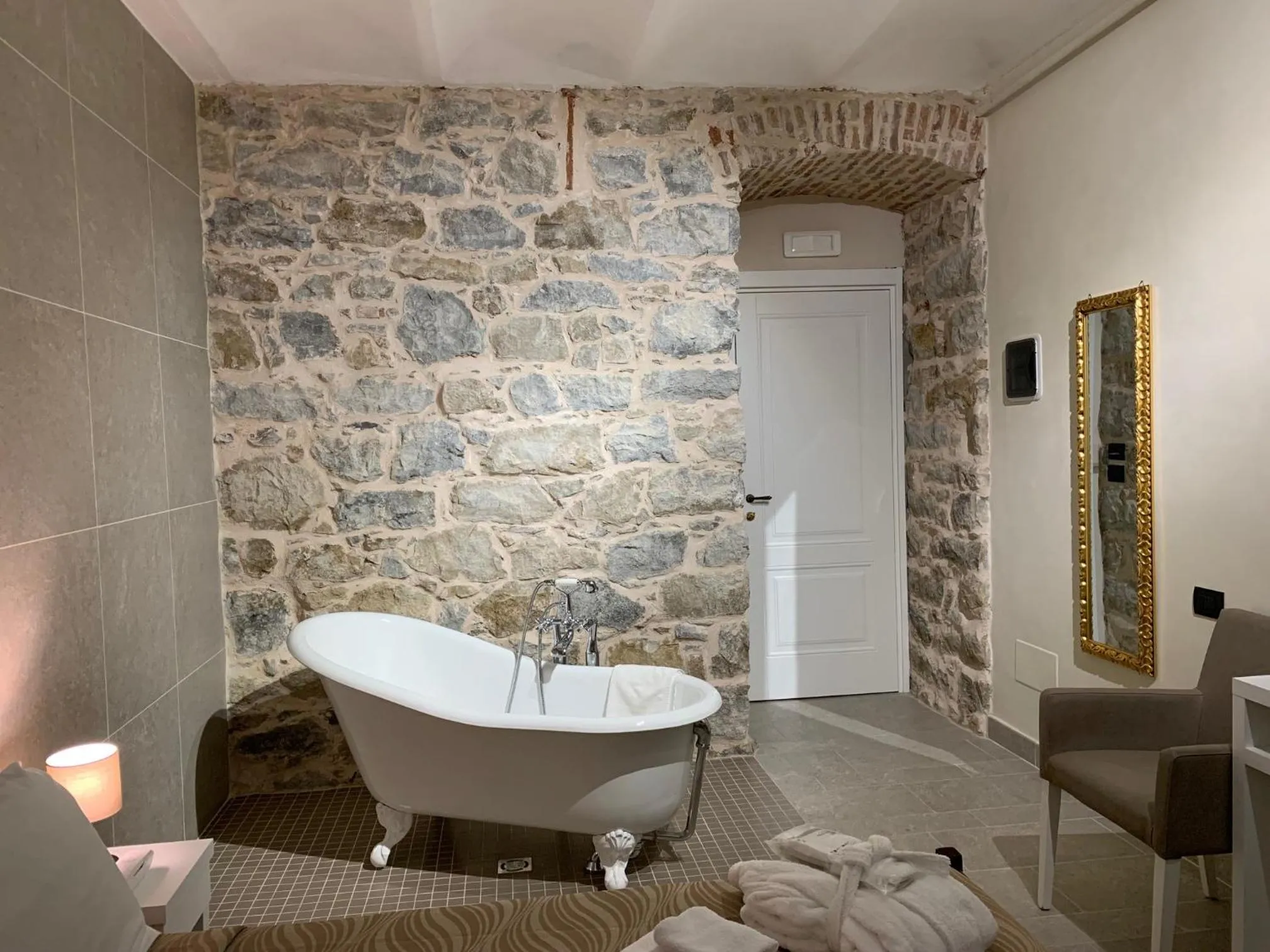 Bathroom in Spa & Wellness by Des Anglais " Accesso SPA compreso"