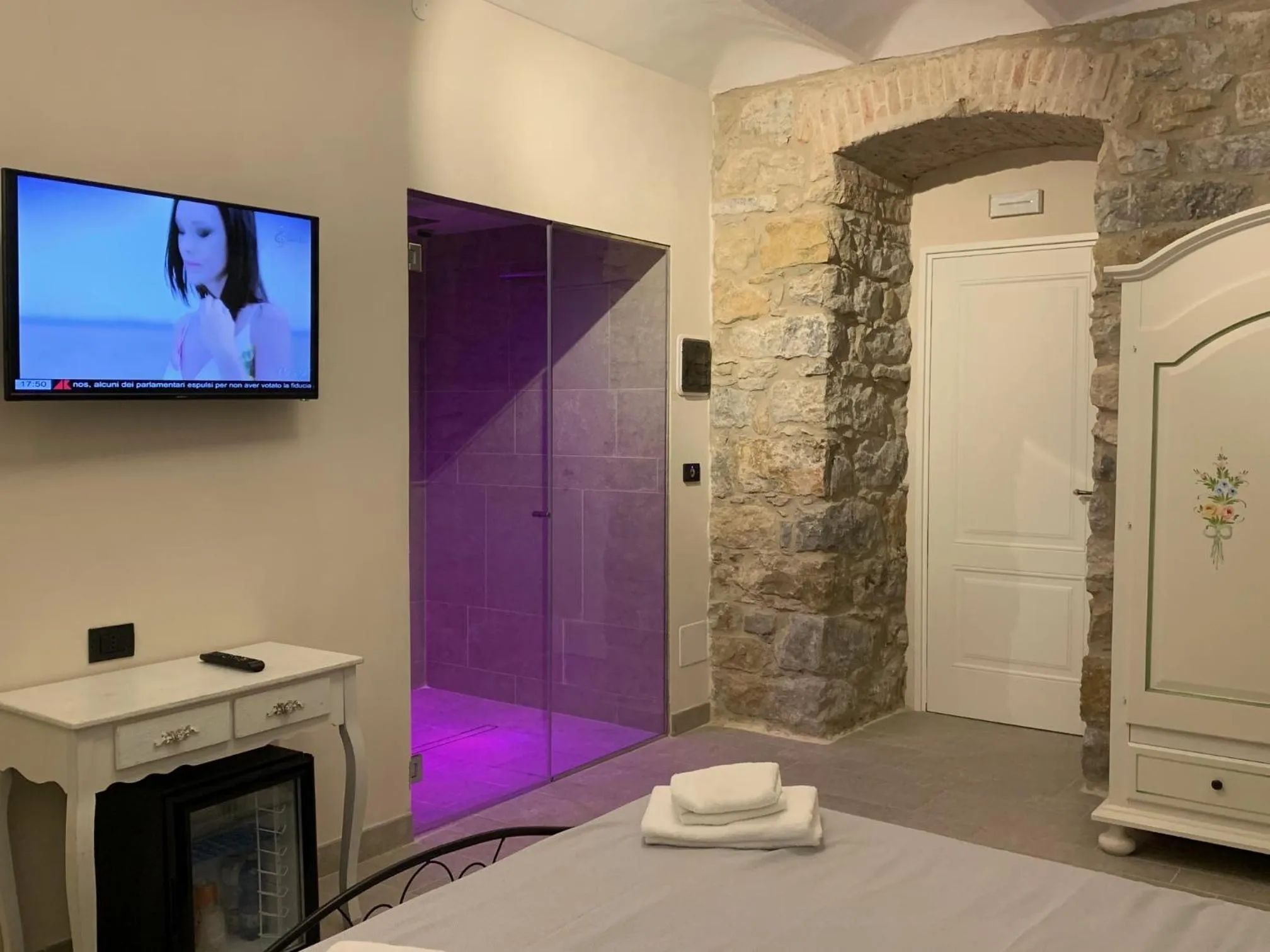 Bedroom, Bed in Spa & Wellness by Des Anglais " Accesso SPA compreso"