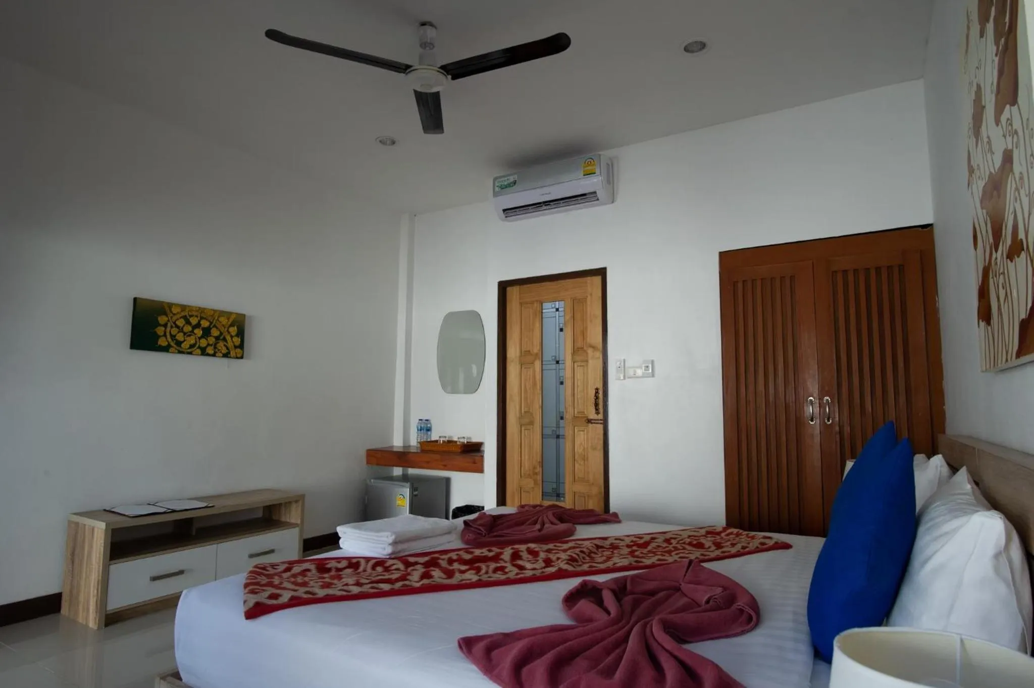 Photo of the whole room, Bed in The Reef Resort