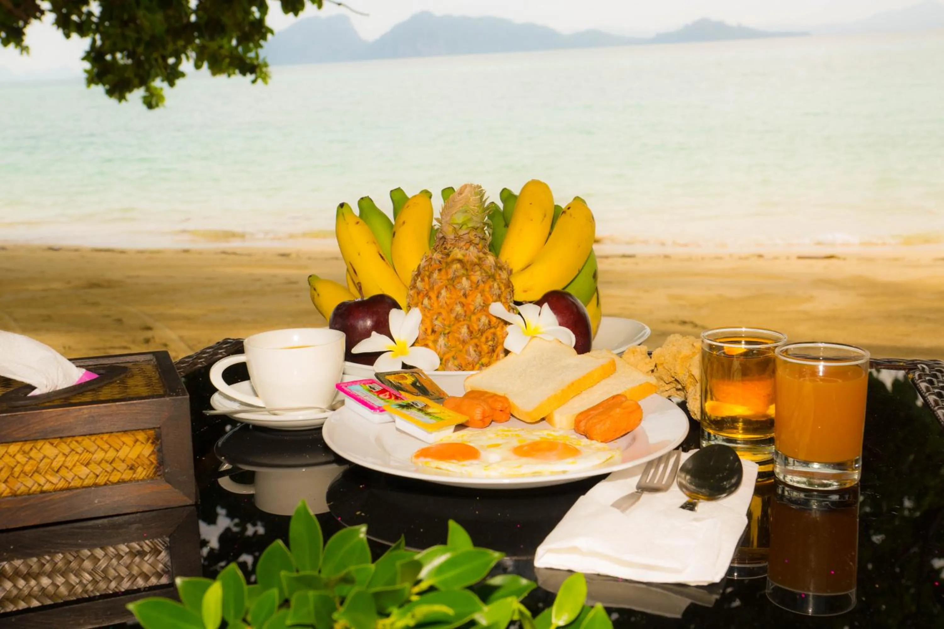 Restaurant/places to eat in The Reef Resort