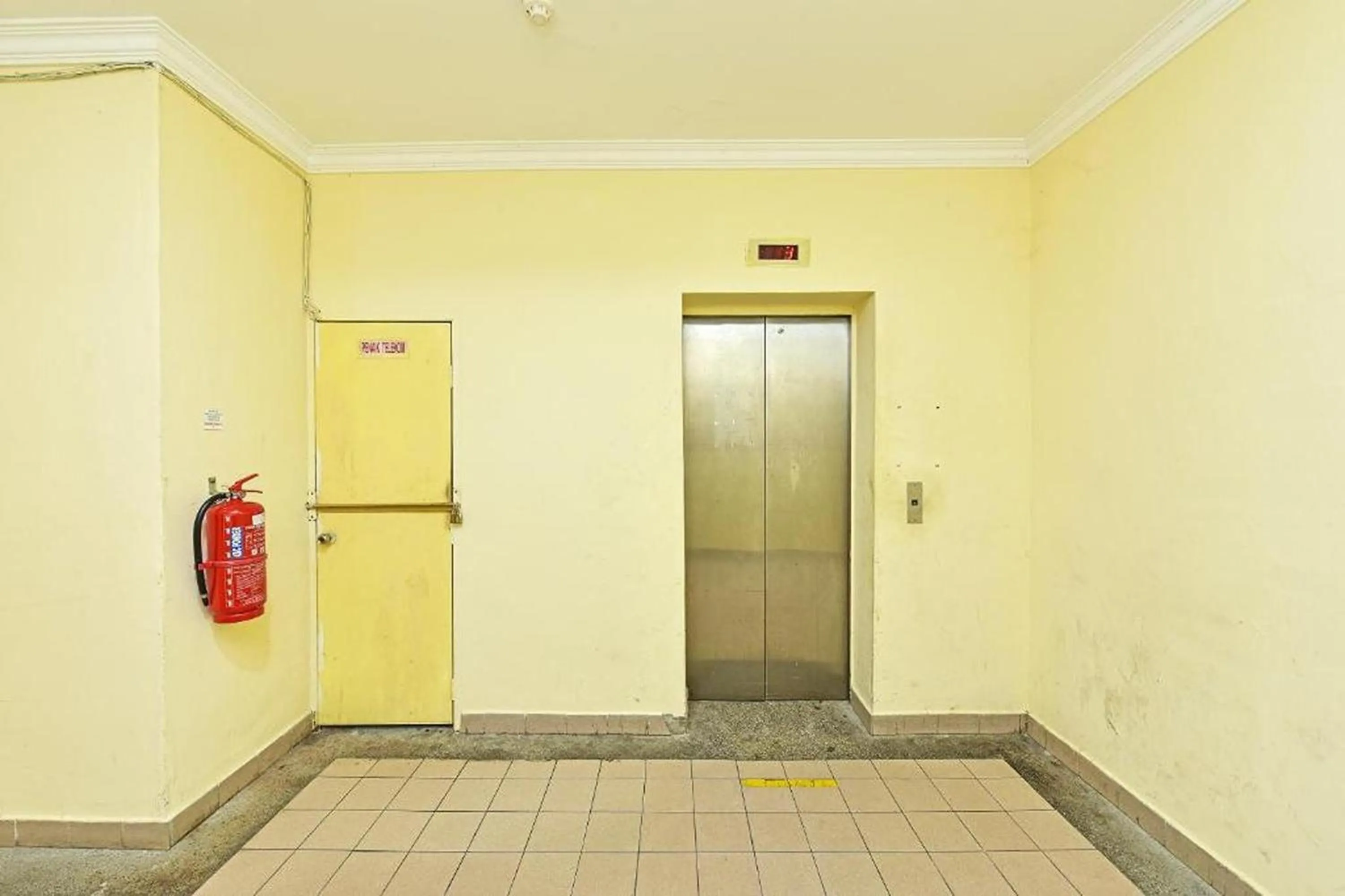 elevator in Feringghi Stay Iinn