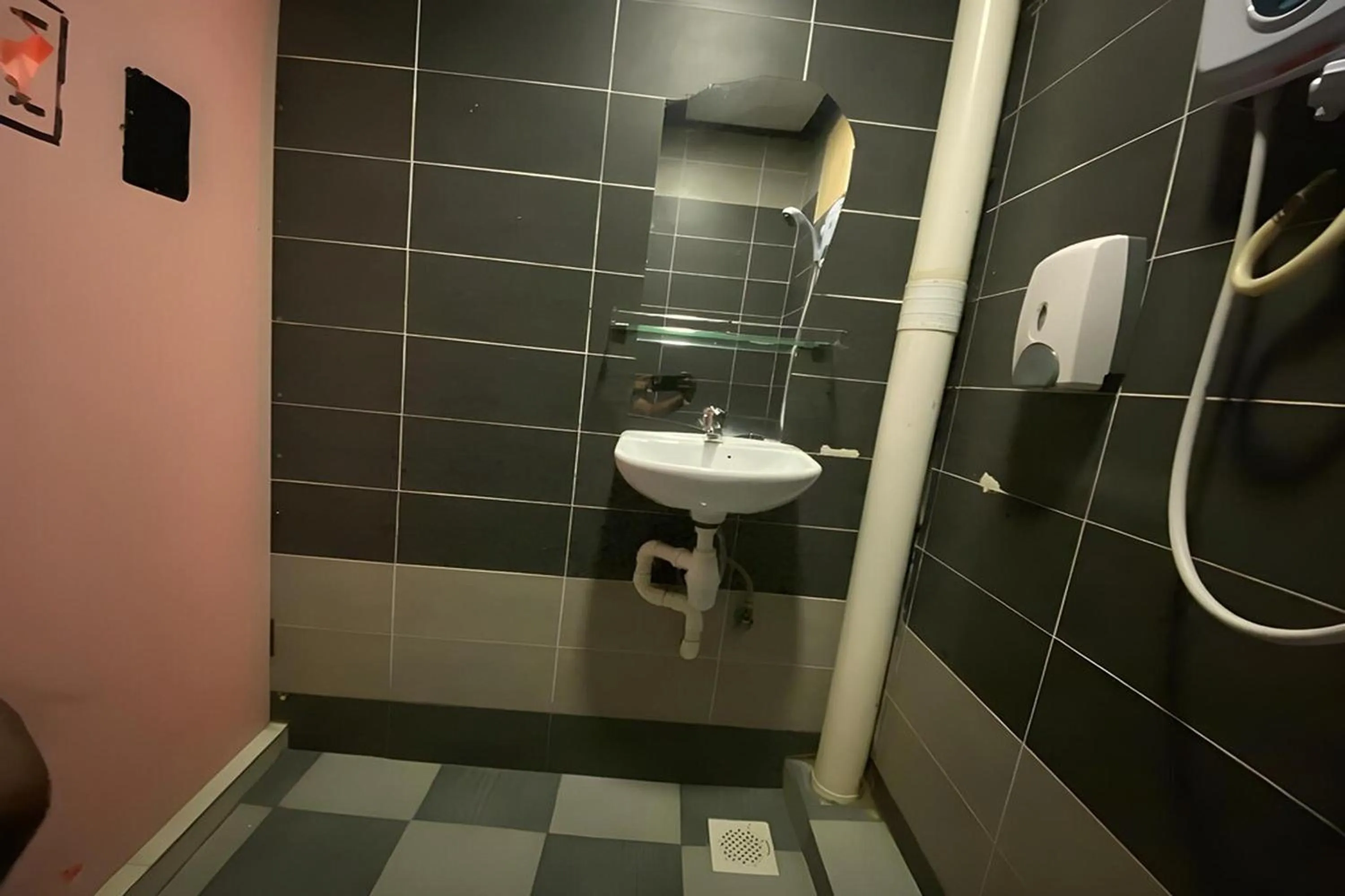 Shower in Feringghi Stay Iinn