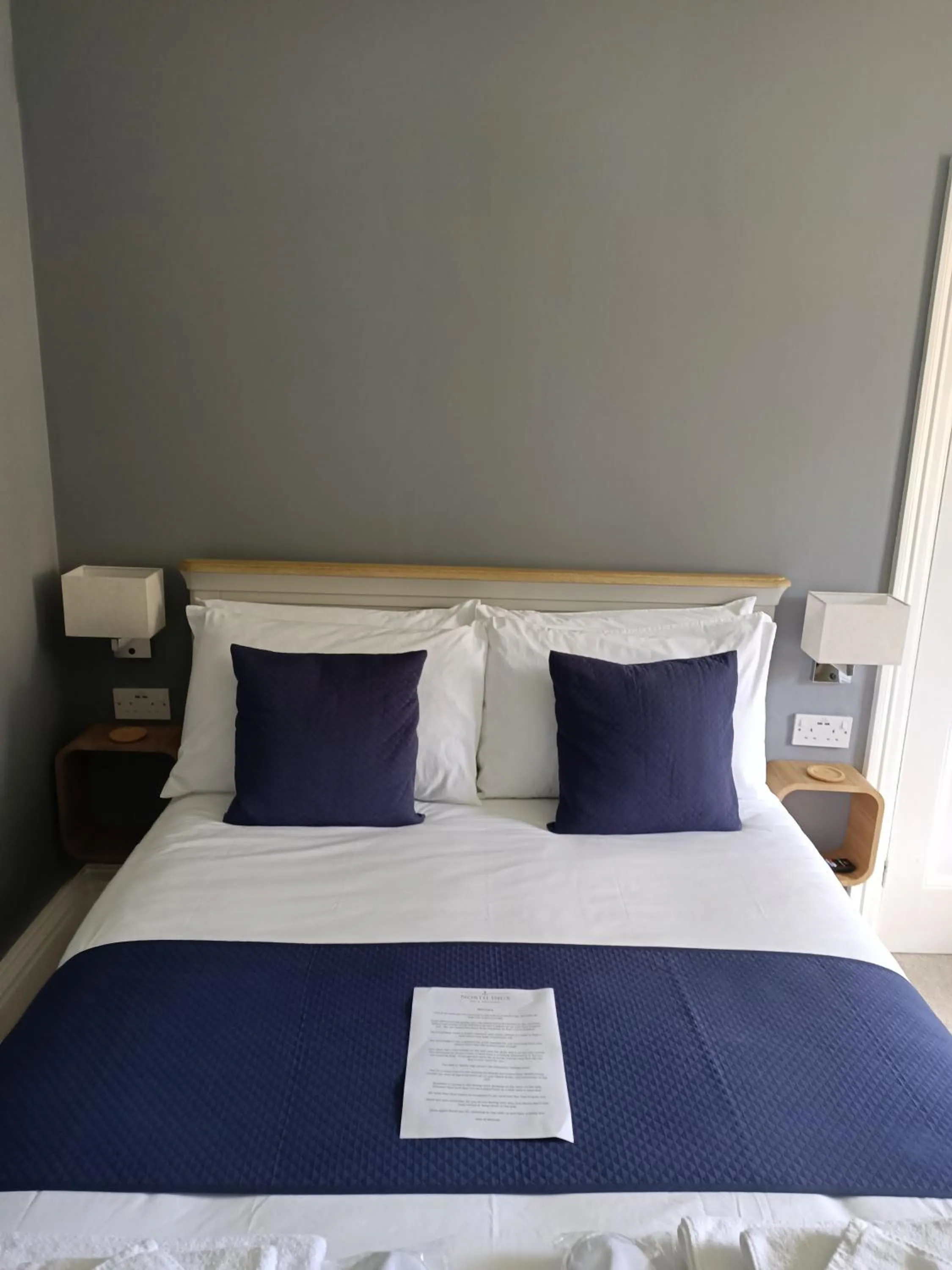 Bedroom, Bed in North Ings