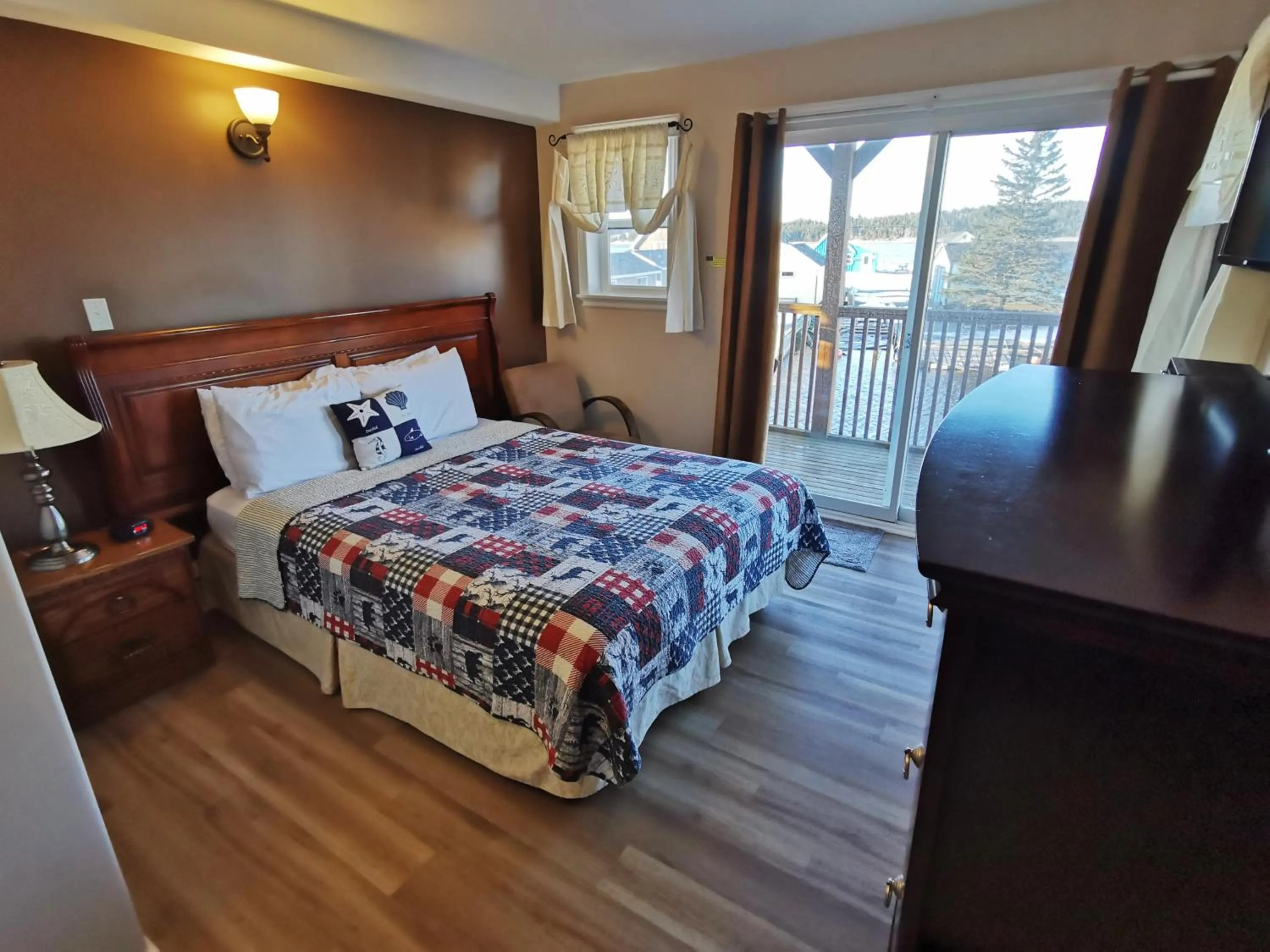 Photo of the whole room, Bed in The Inn at Fisherman's cove