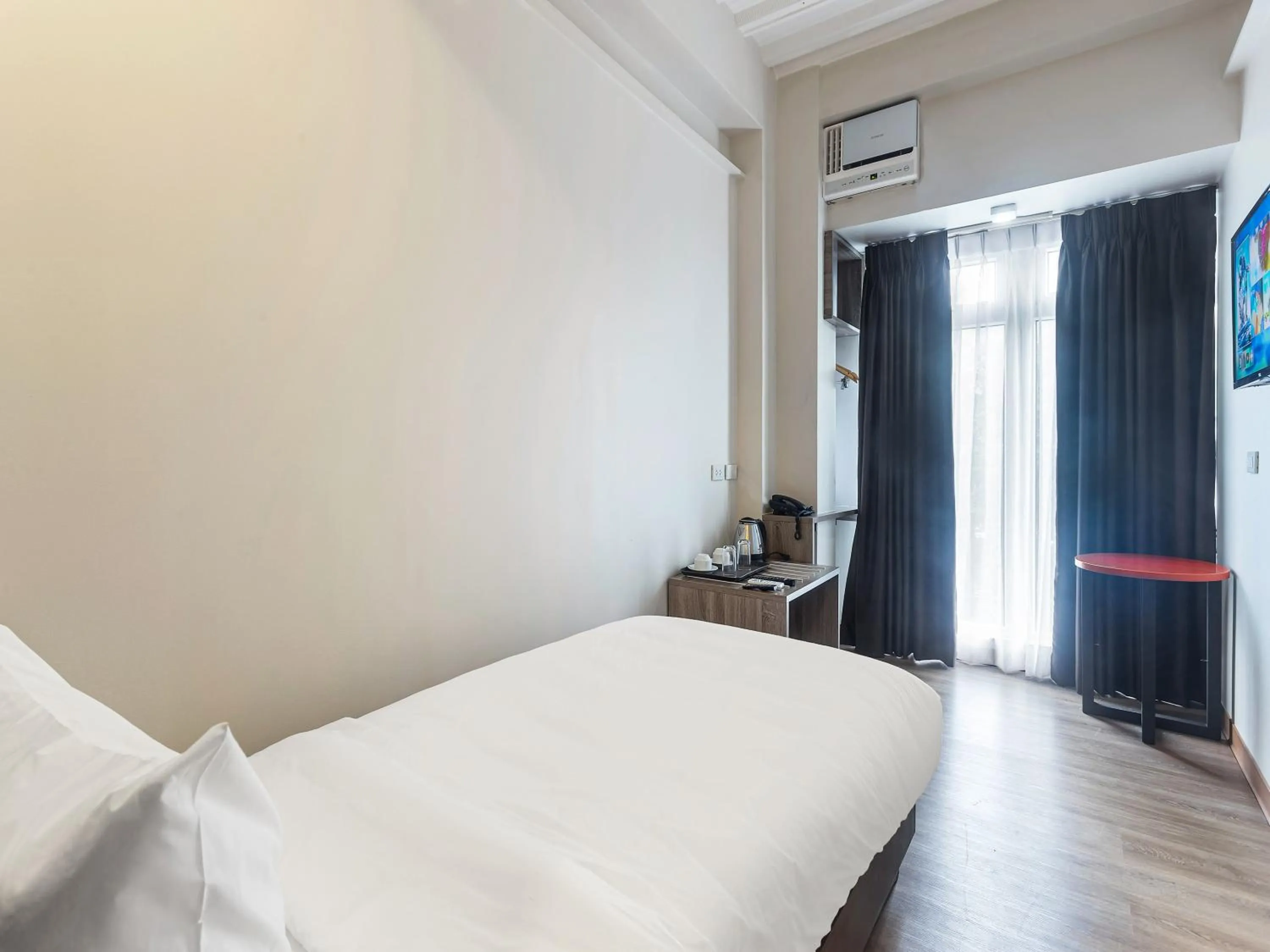 Photo of the whole room, Bed in Airo Hotel Manila