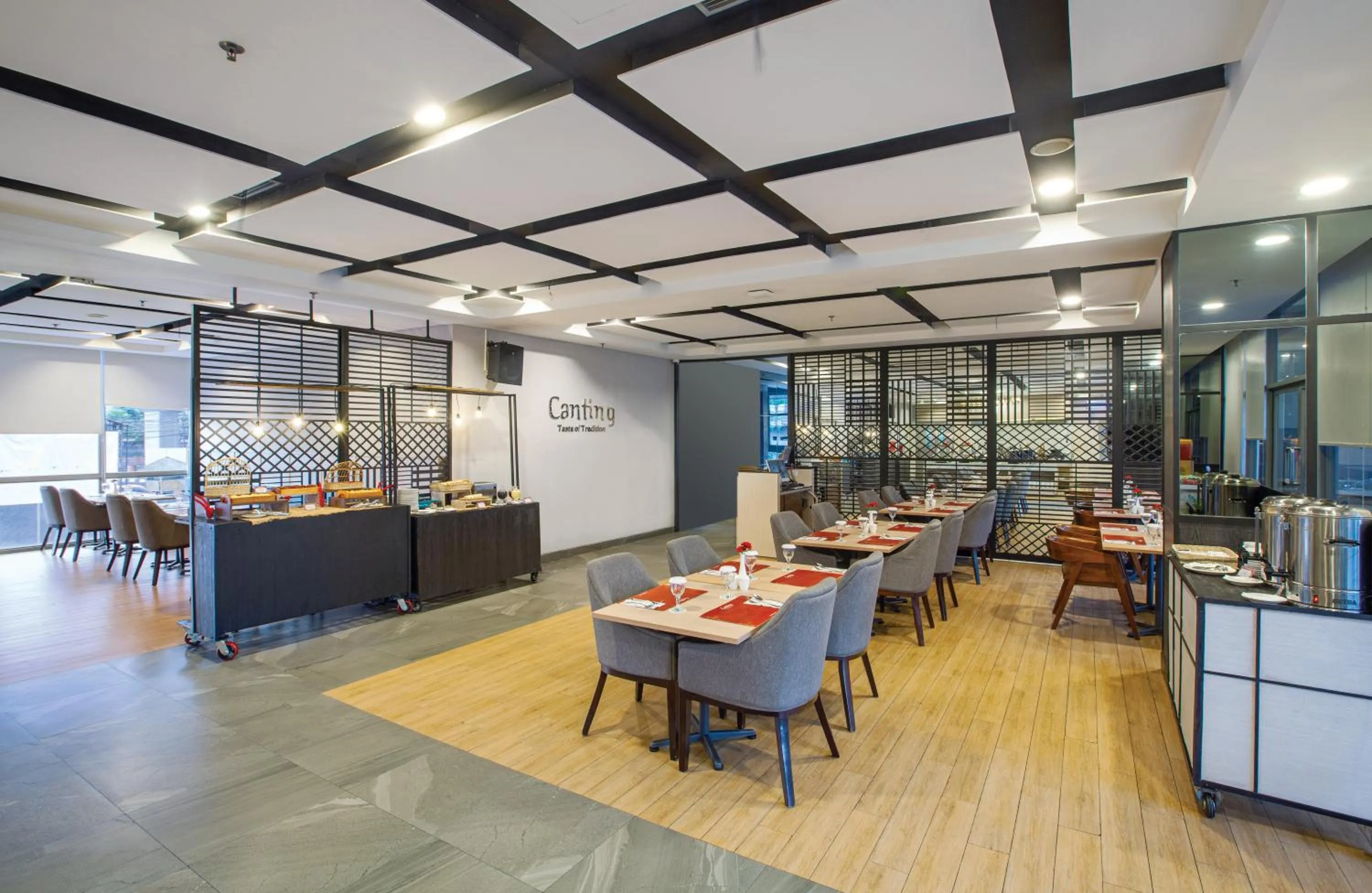 Restaurant/places to eat in Vasaka Hotel Makassar Managed by Dafam