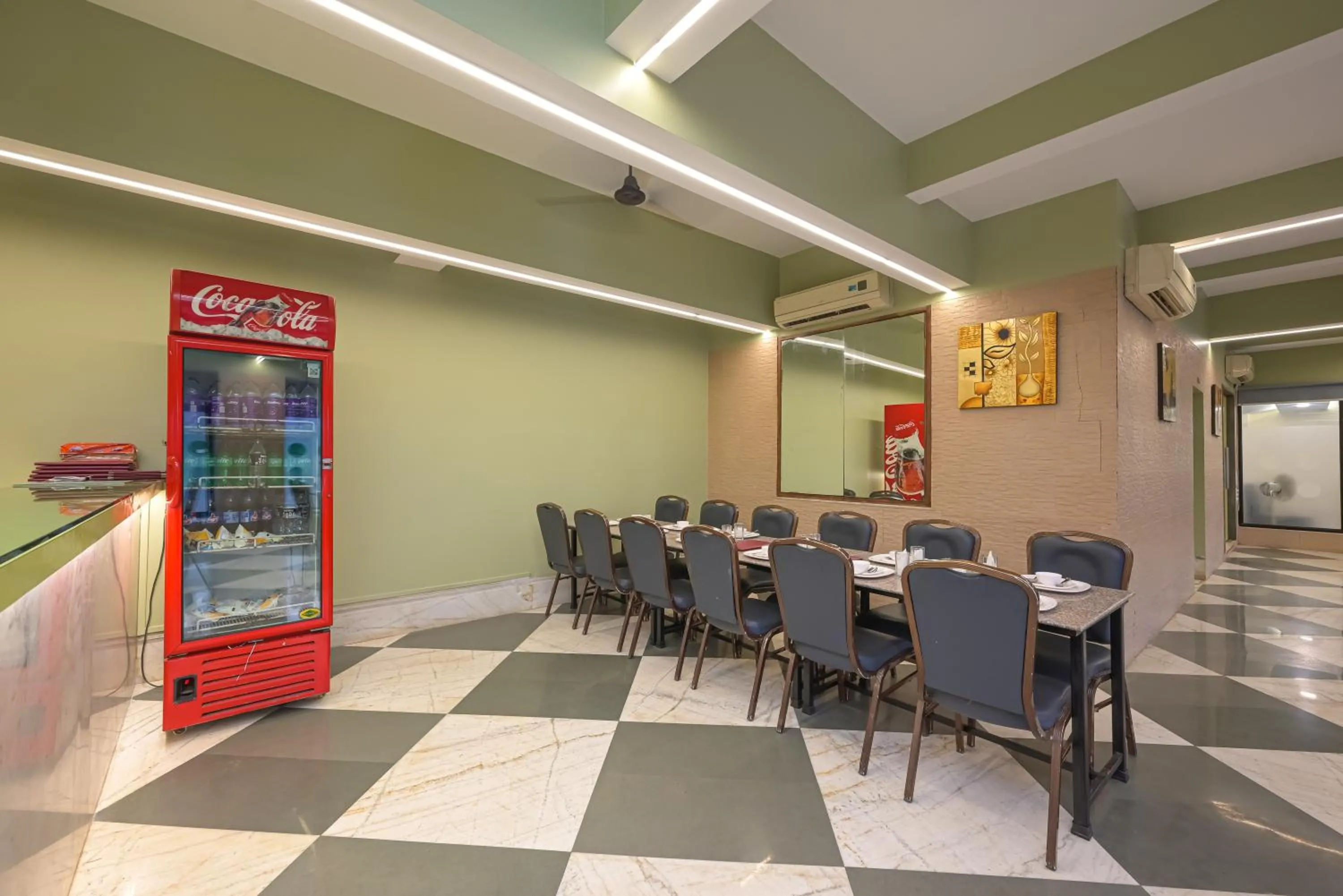 Restaurant/places to eat in Hotel Aristro Lonavala