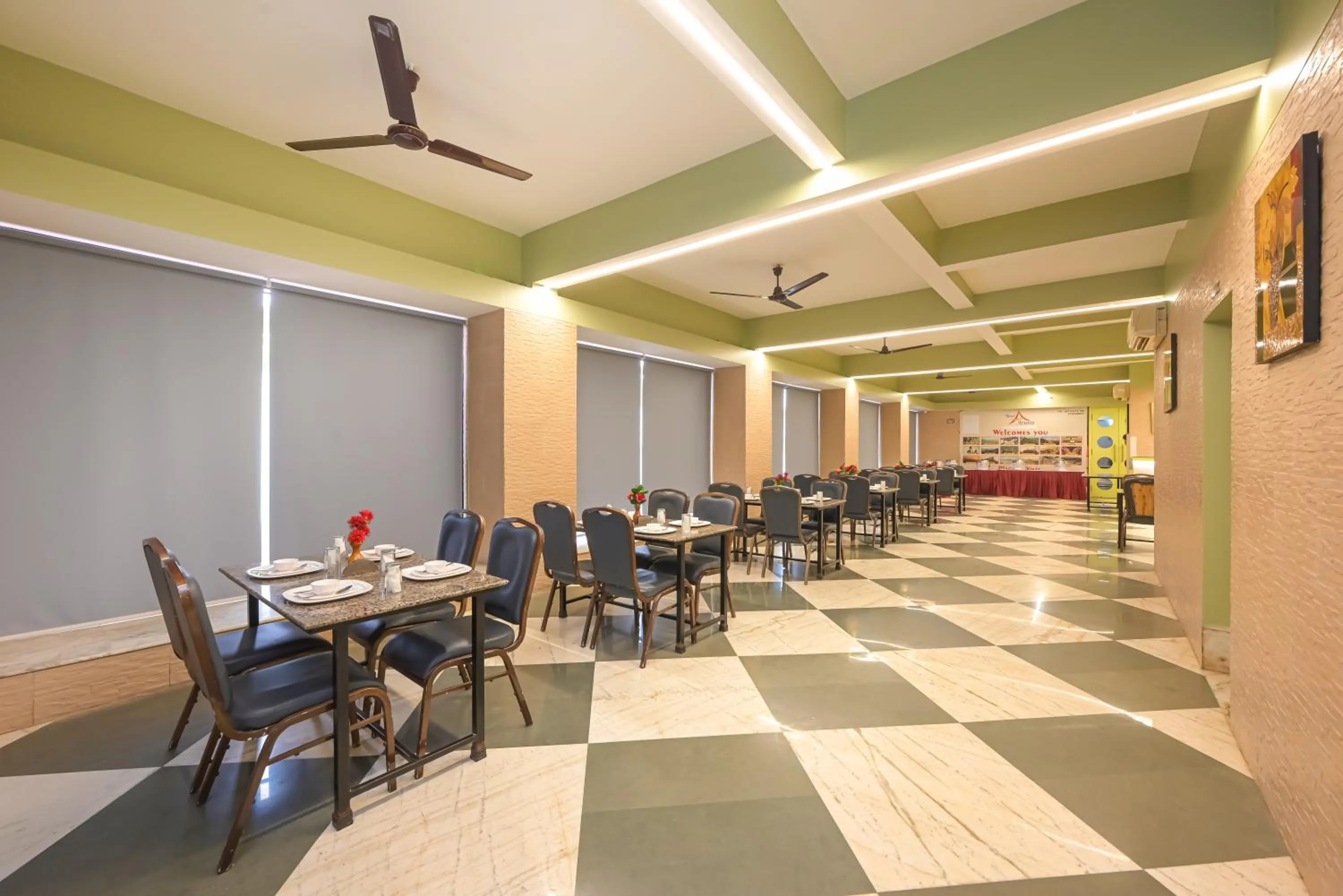 Restaurant/places to eat in Hotel Aristro Lonavala
