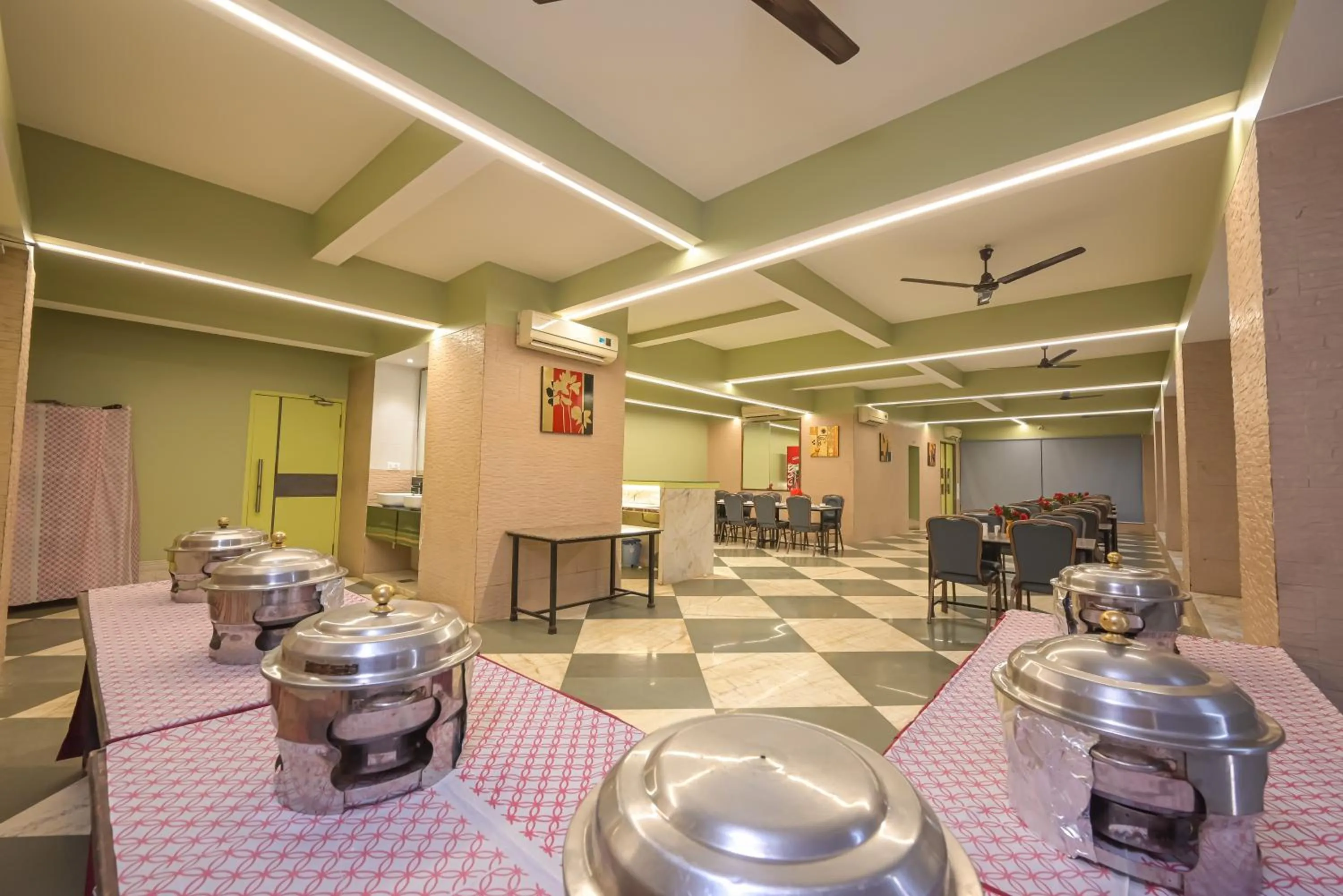 Restaurant/places to eat in Hotel Aristro Lonavala