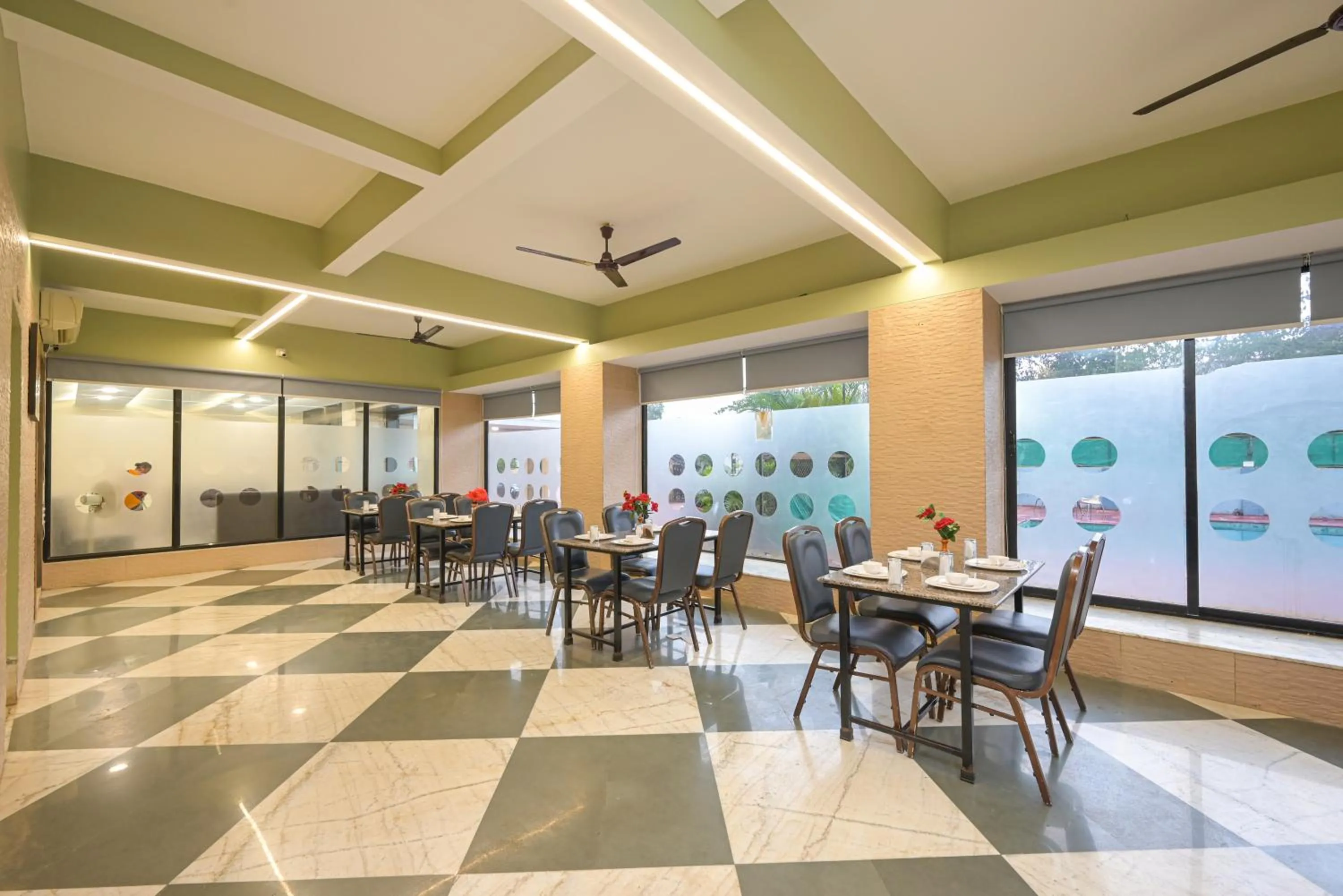 Restaurant/places to eat in Hotel Aristro Lonavala